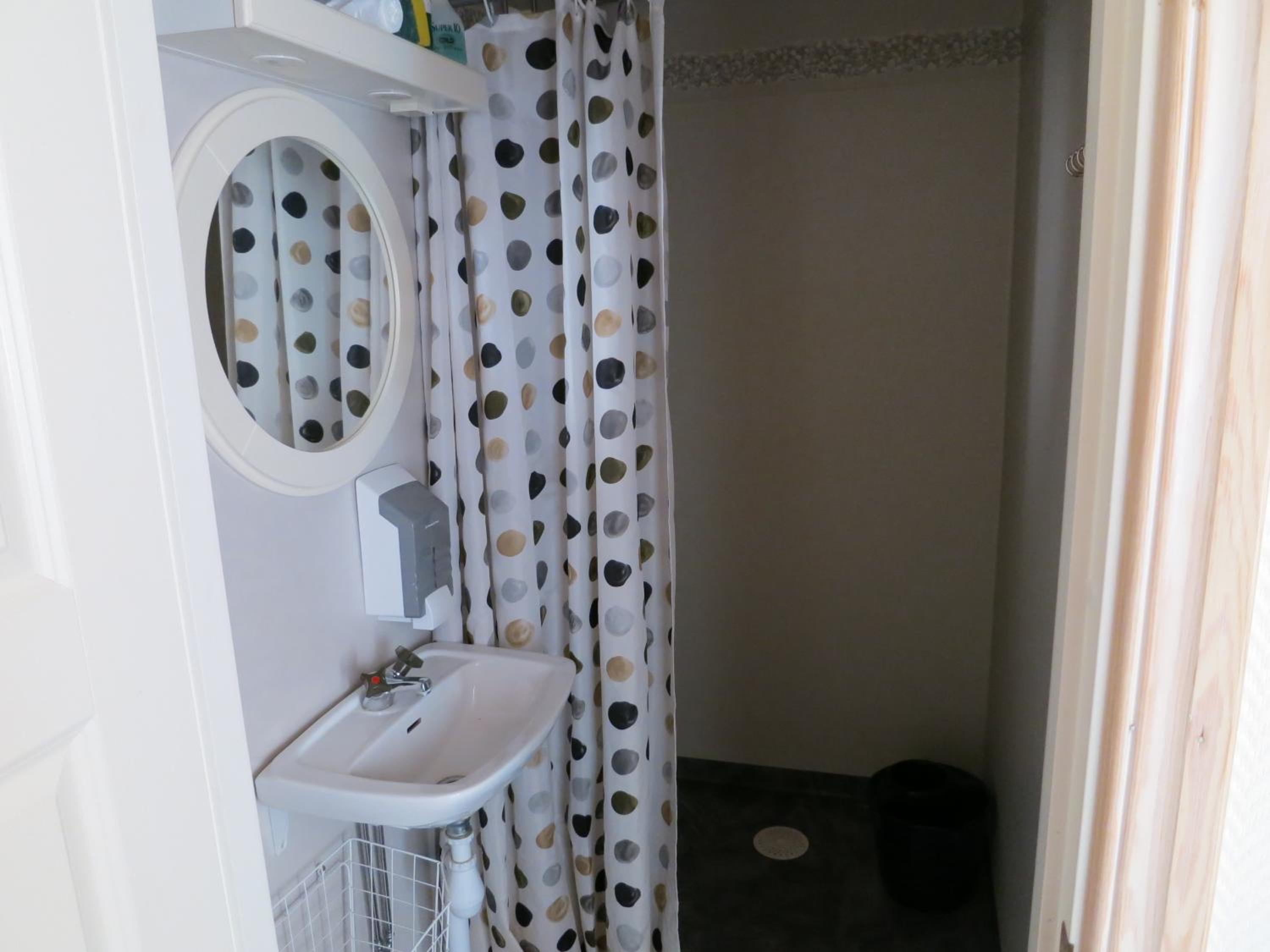 Family Room with Shared Bathroom (6 Adults) photo 3