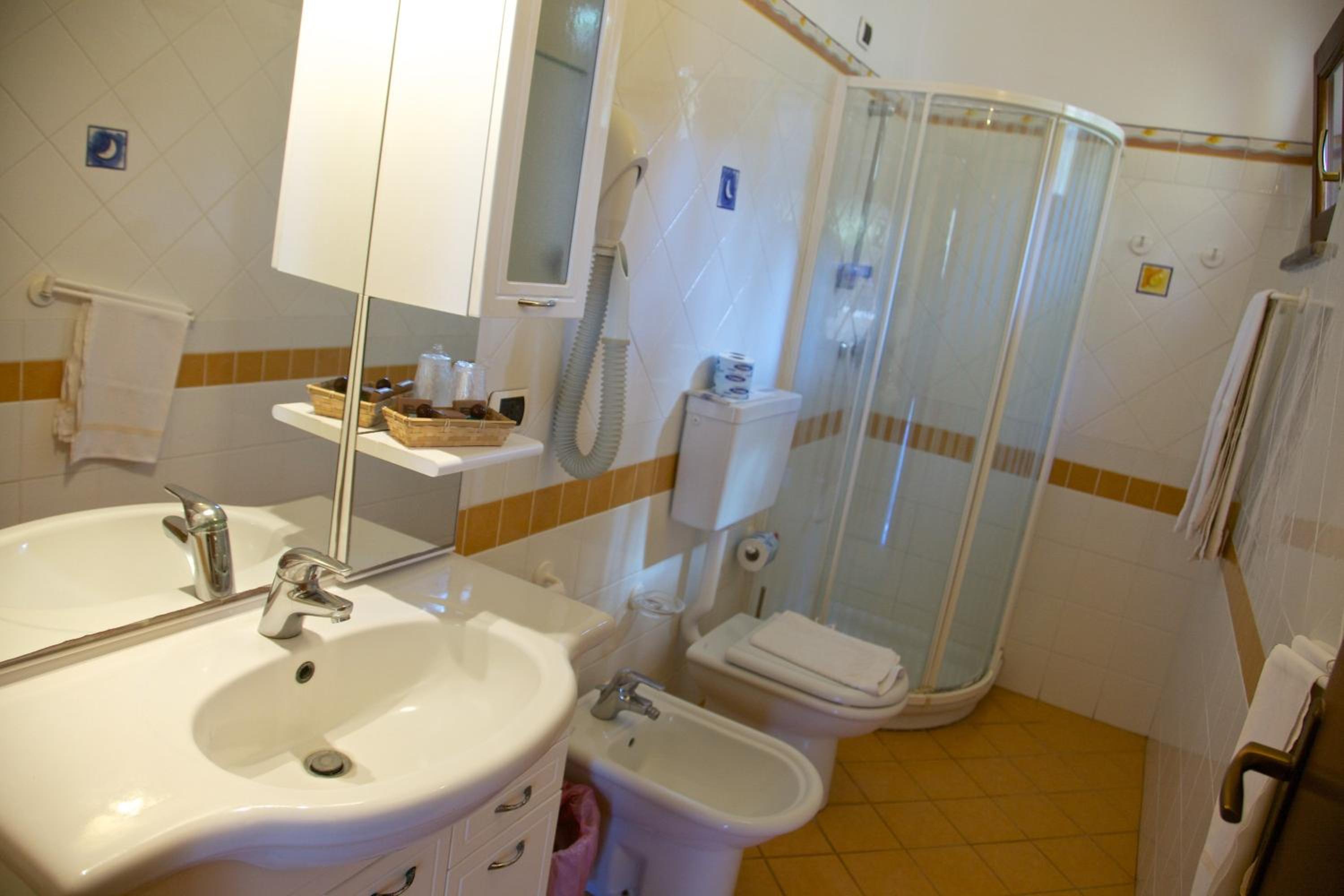 Superior Double or Twin Room with Pool Access - Photo 2