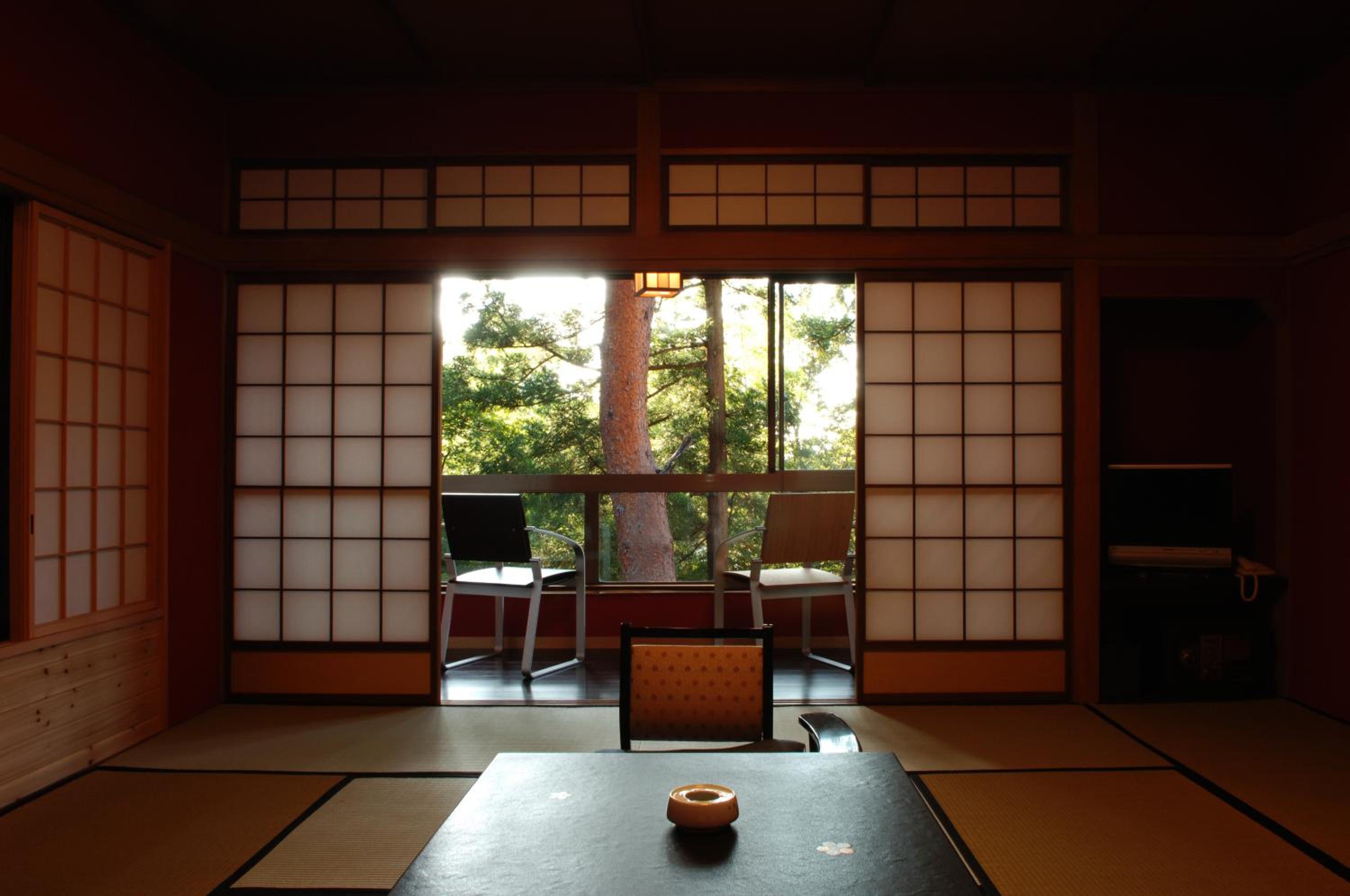 日式行政客房带餐厅和私人露天浴缸