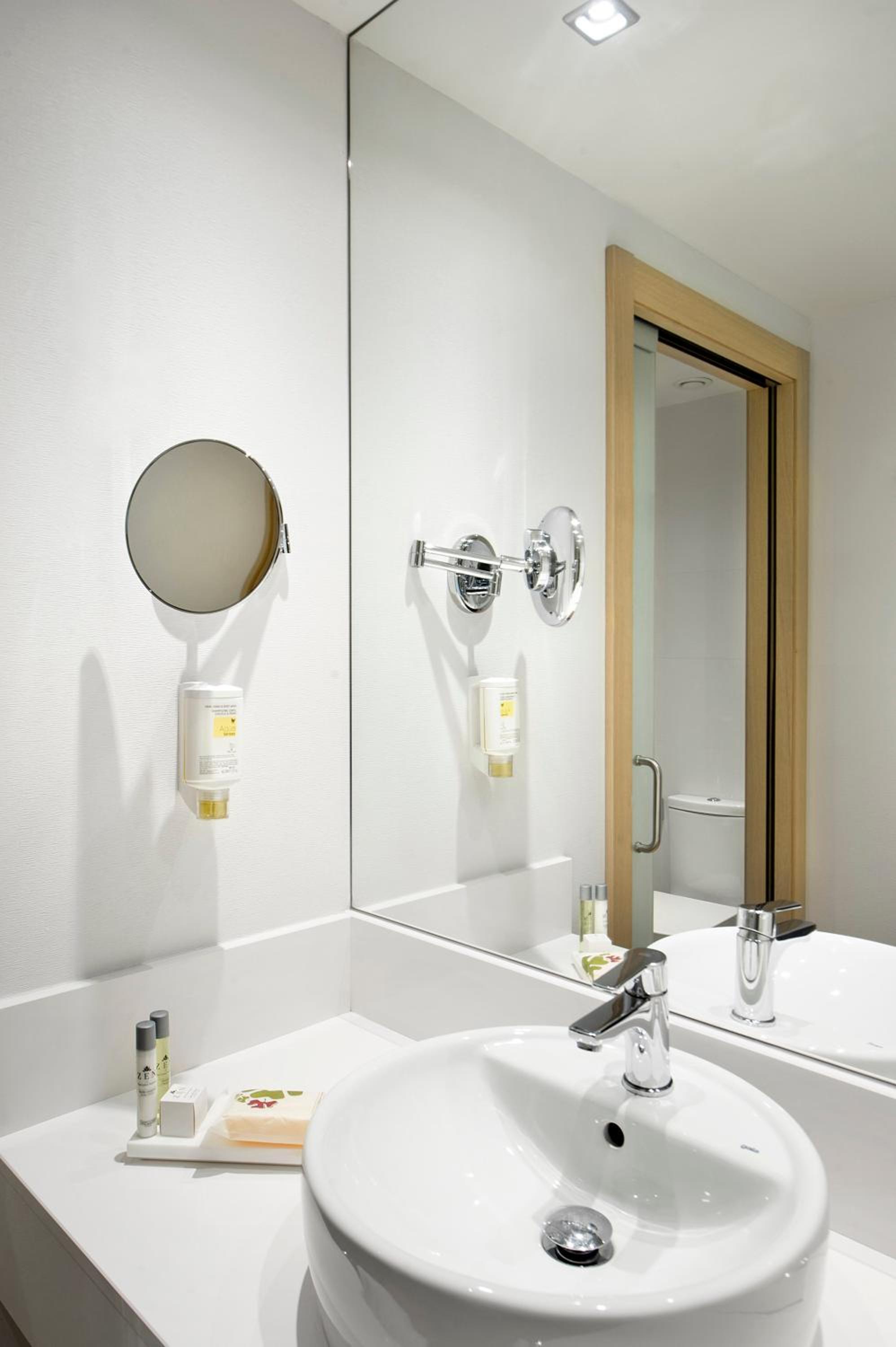 Quadruple Room (2 Adults + 2 Children) photo 2