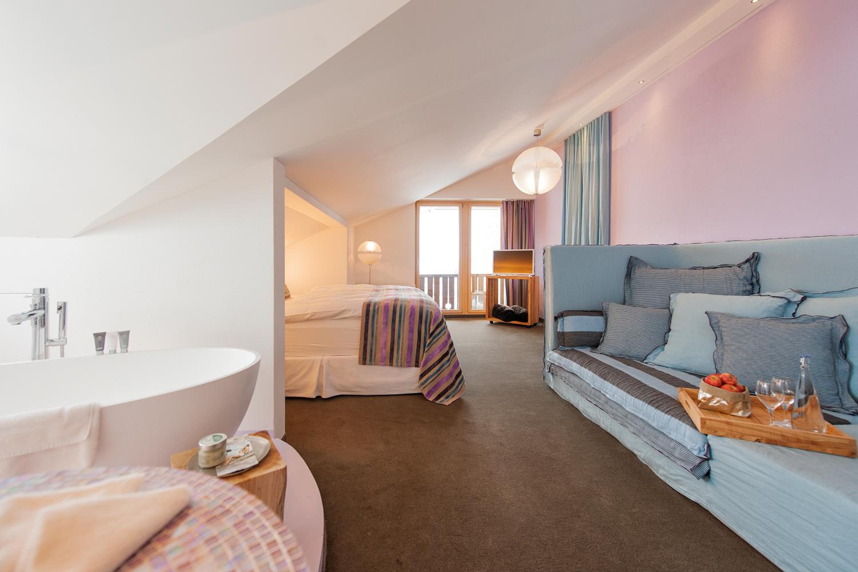 Junior Suite with Balcony - Photo 5