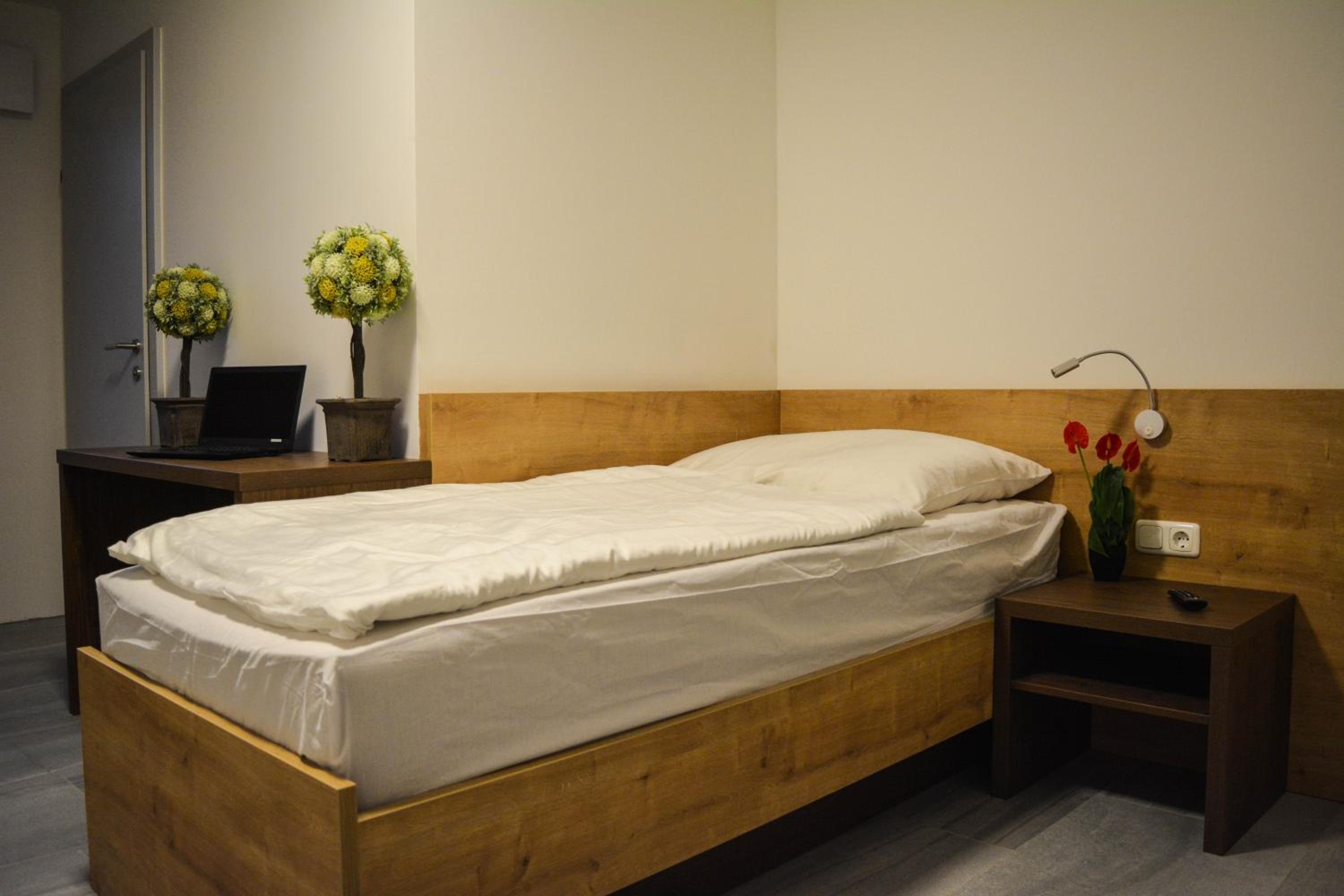 Single Room with Bathroom photo 1