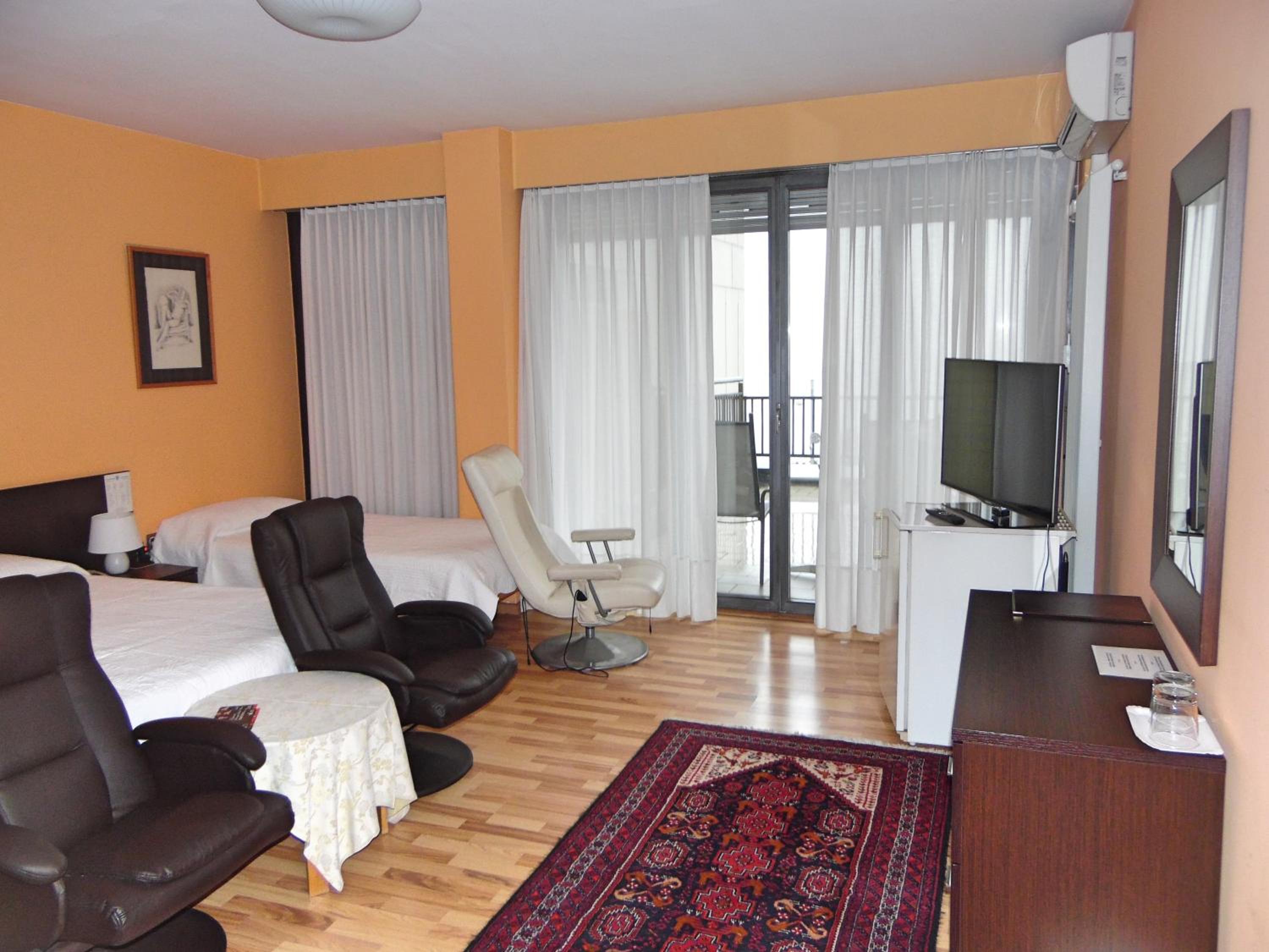 Superior Triple Room with Terrace and Lake View - Photo 12
