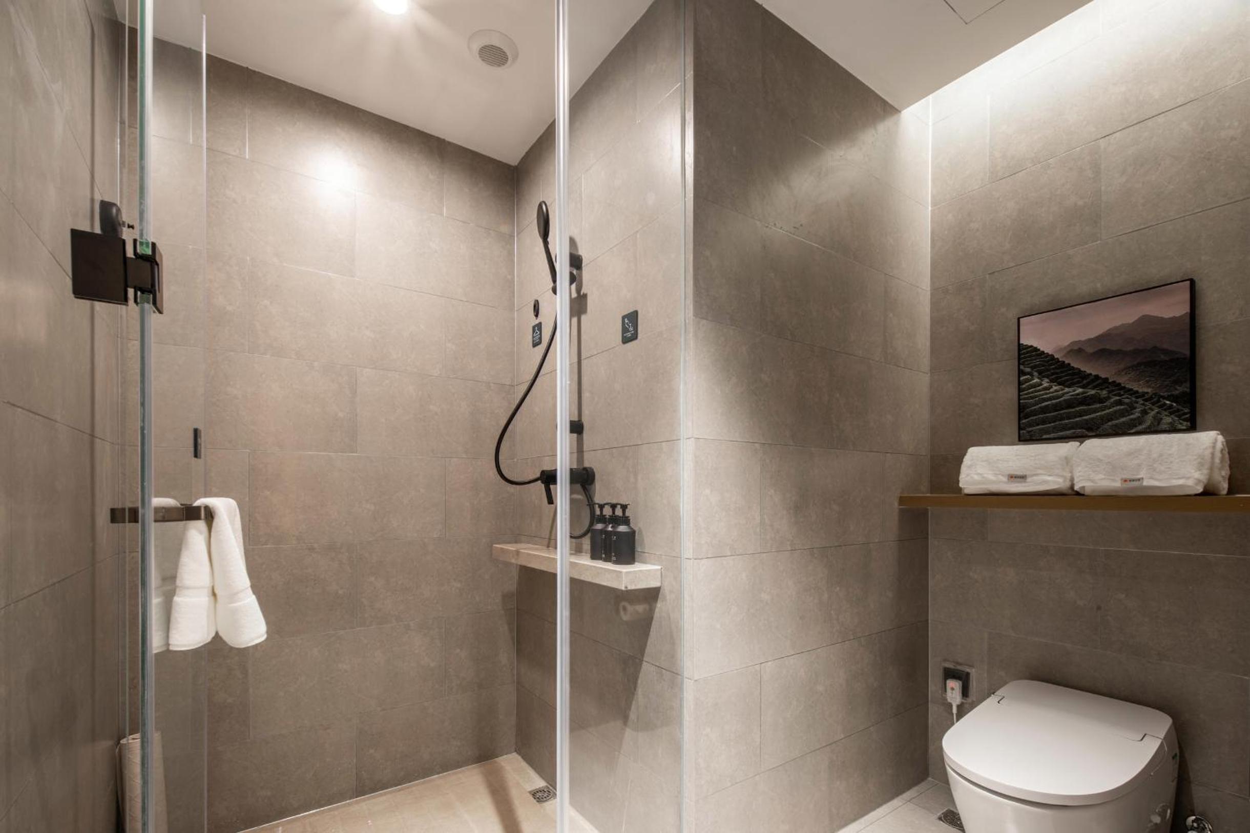 Elegant Twin Room photo 3