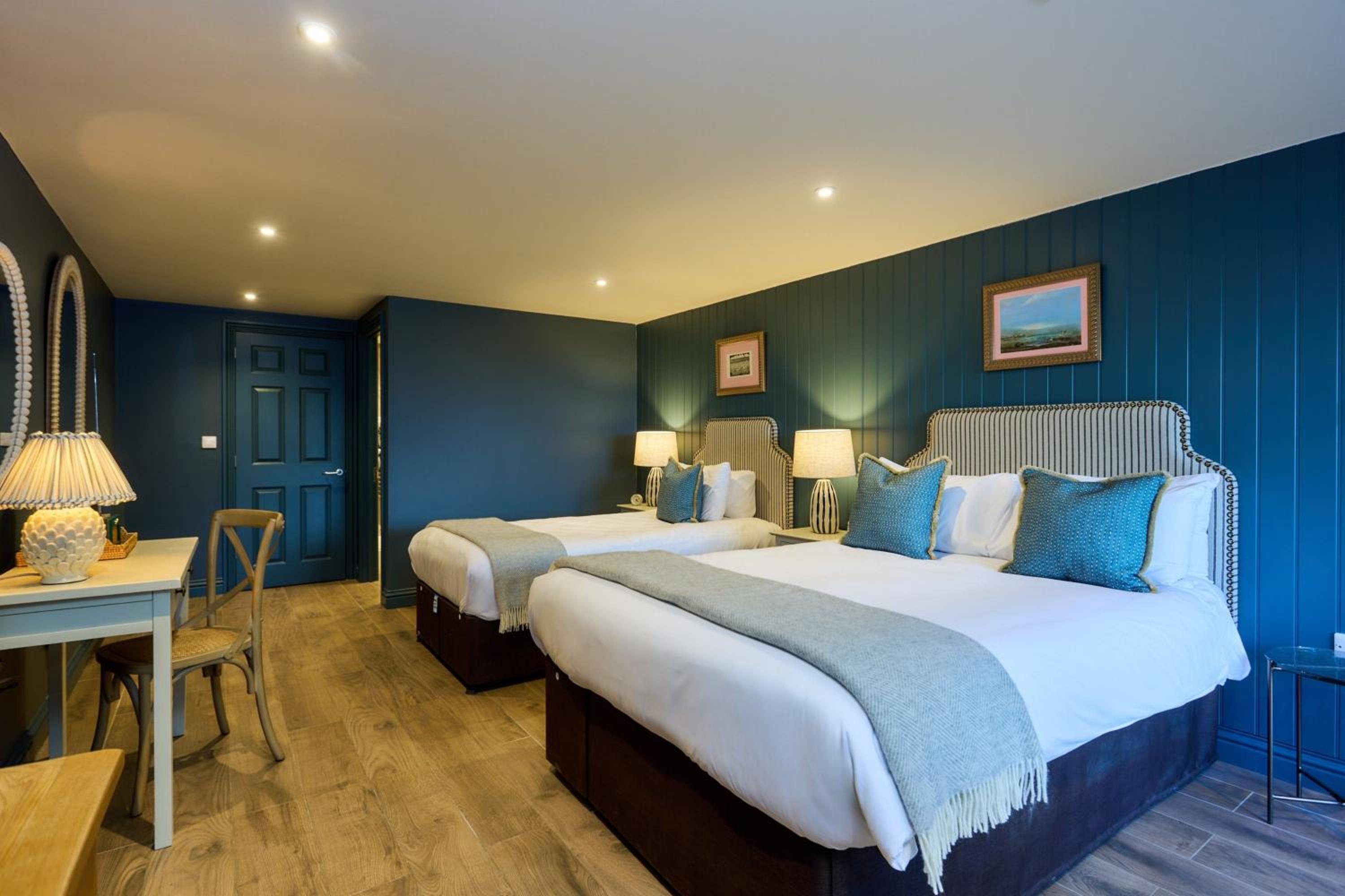 Deluxe Double Room (2 Adults + 1 Child)