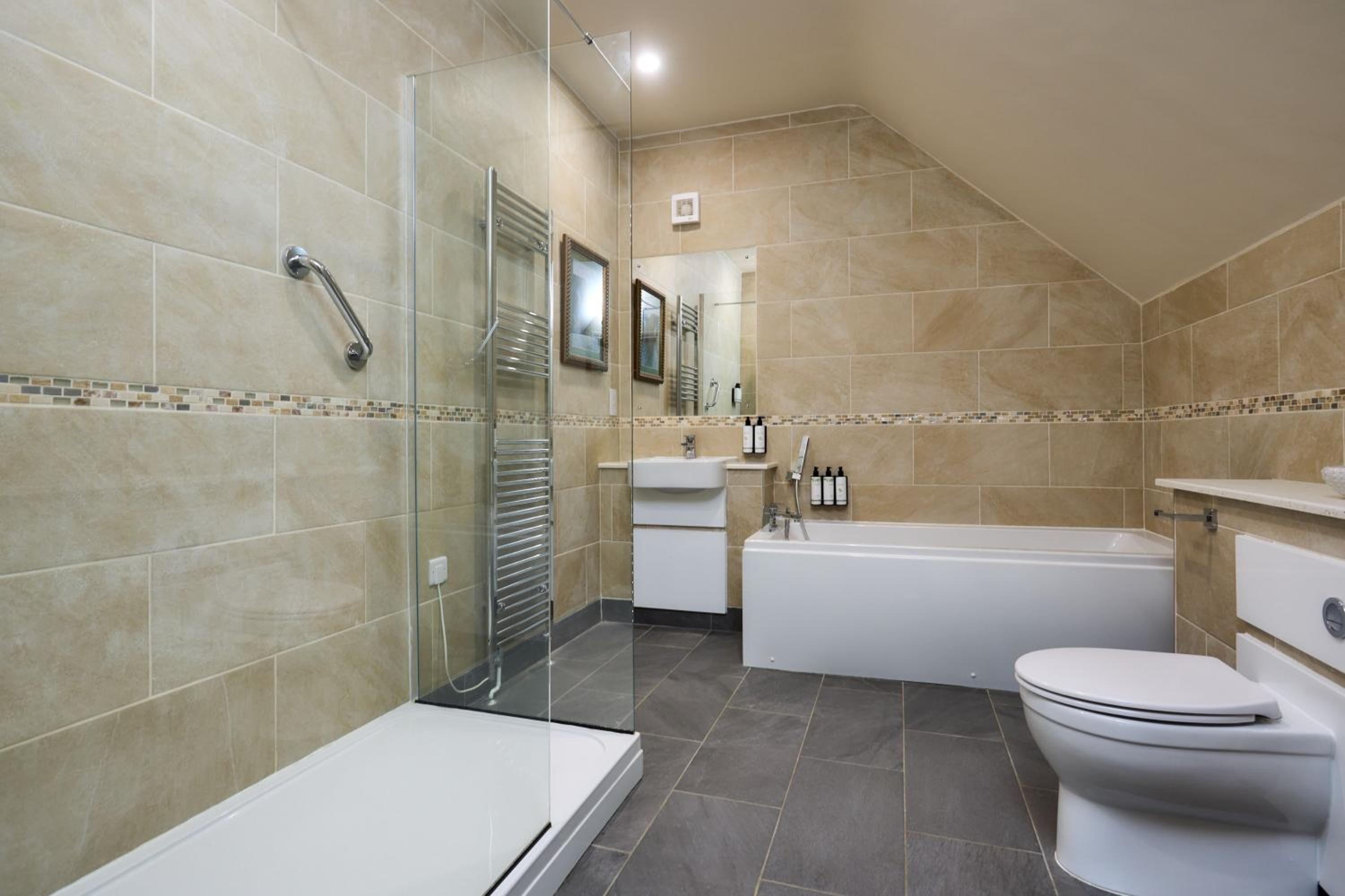 Deluxe Double Room (2 Adults + 1 Child)