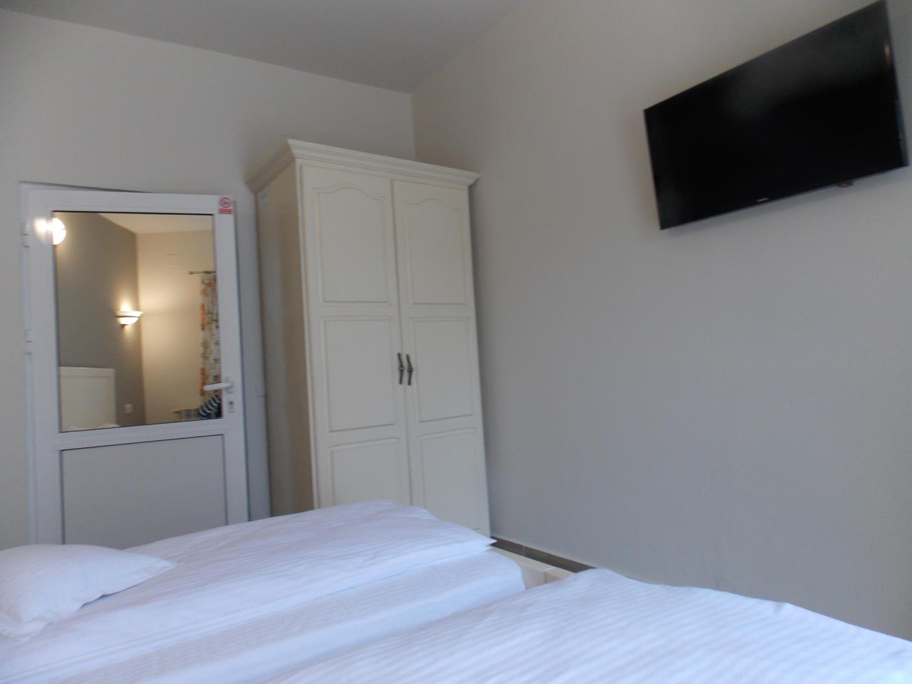 Twin Room - Photo 11