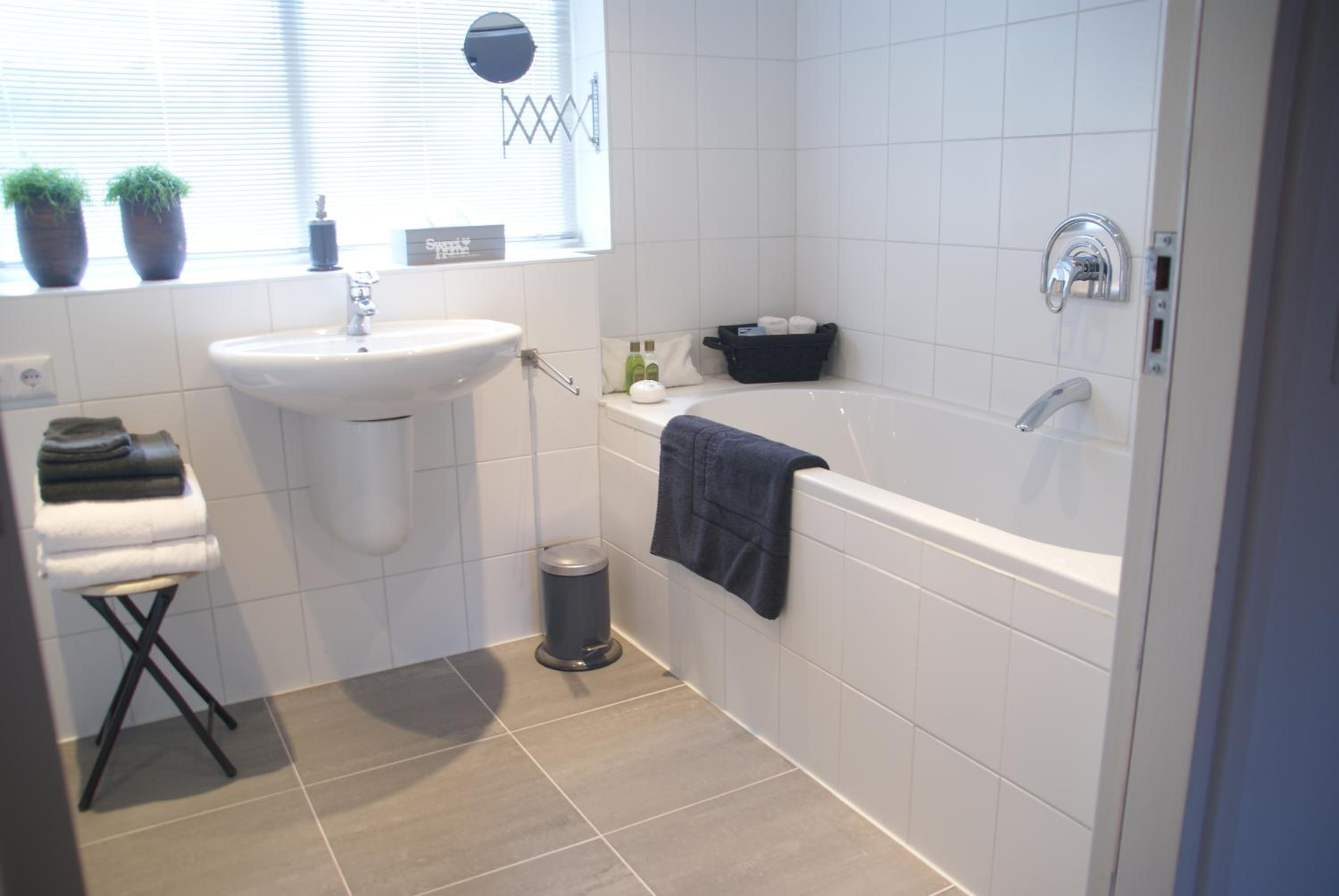 Quadruple Room with Private Bathroom - Photo 4