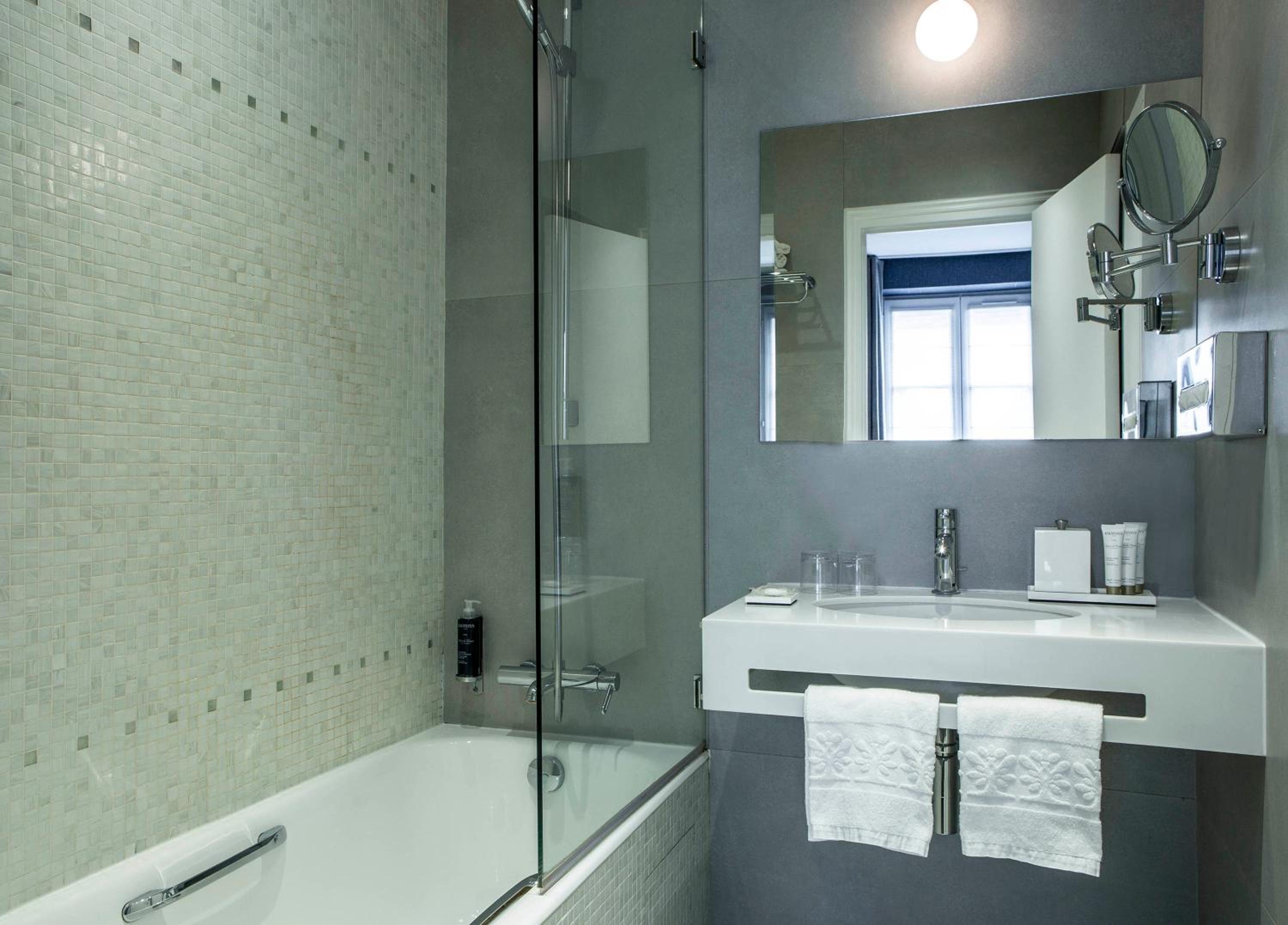 Superior Double or Twin Room with Louver View photo 2