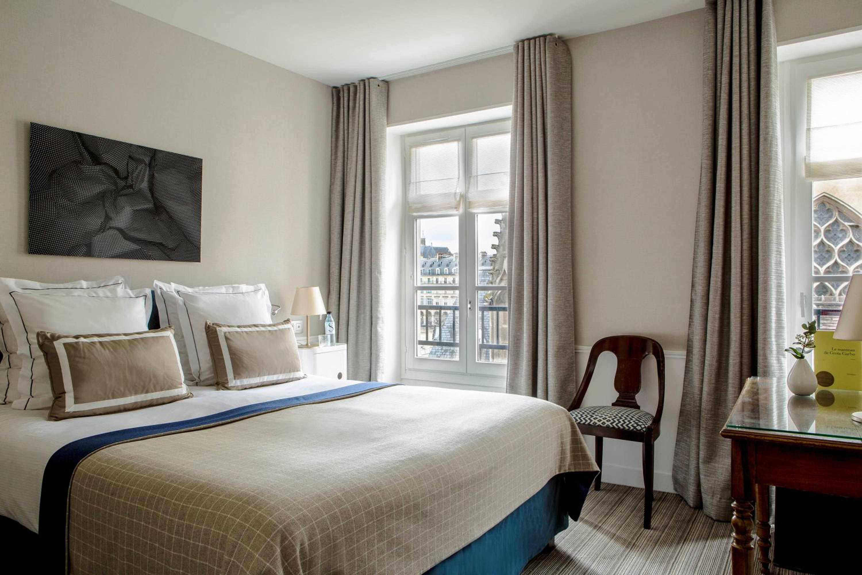 Superior Double or Twin Room with Louver View photo 2