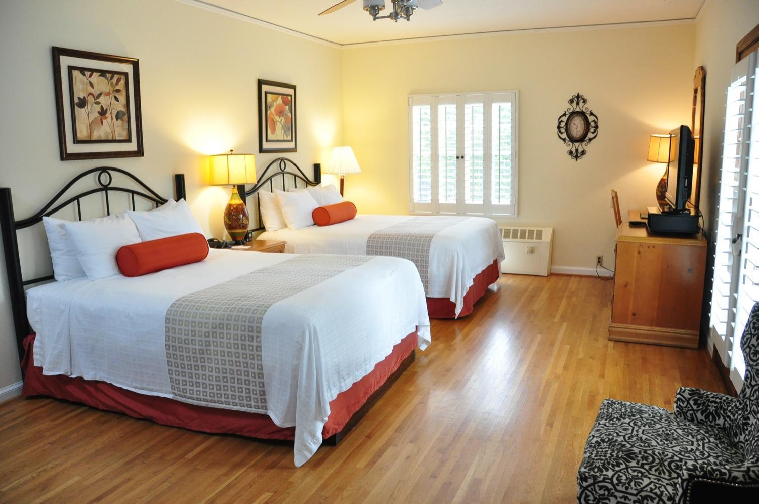 Queen Room with Two Queen Beds - Photo 7