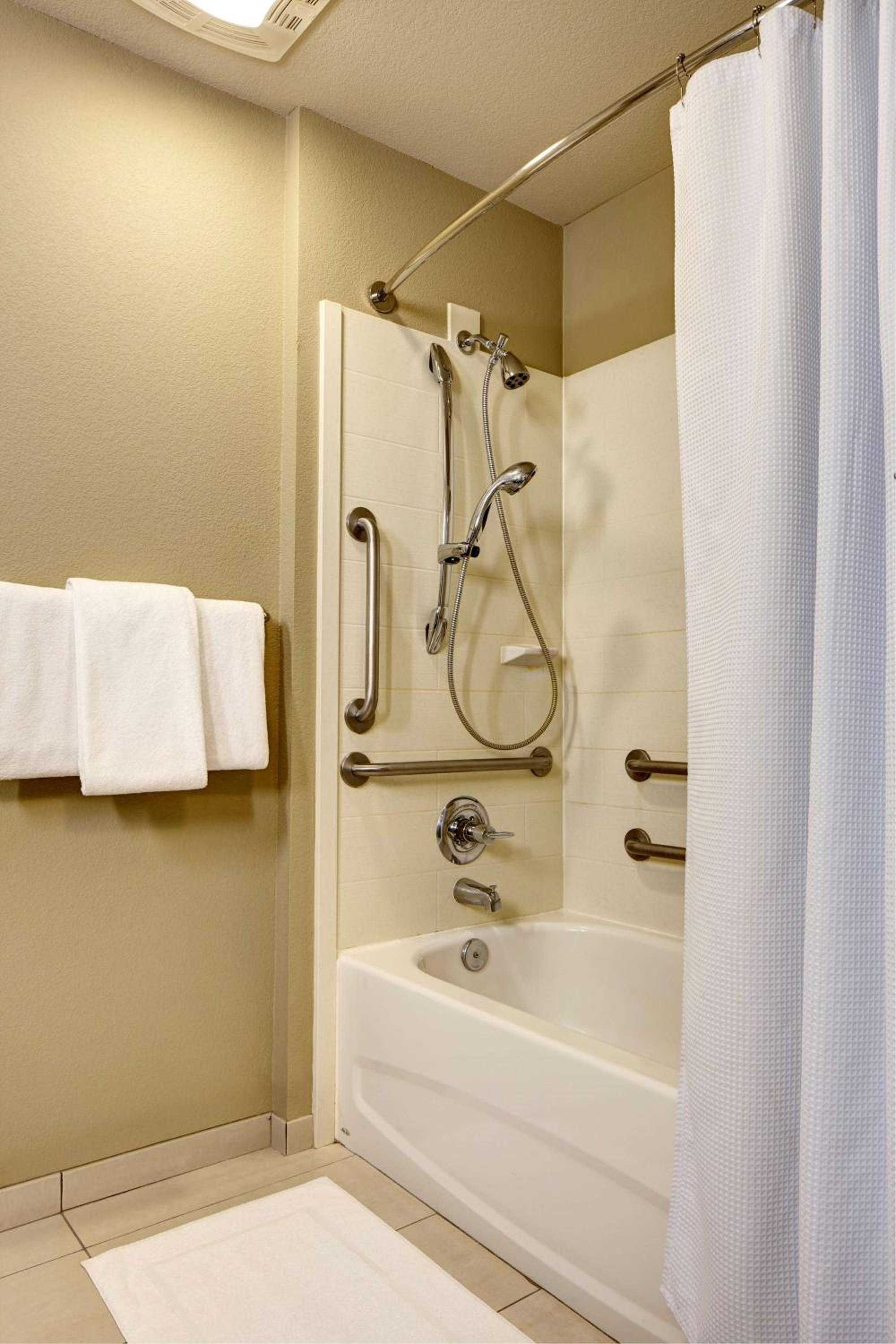 King Studio with Accessible Tub - Disability Access photo 3