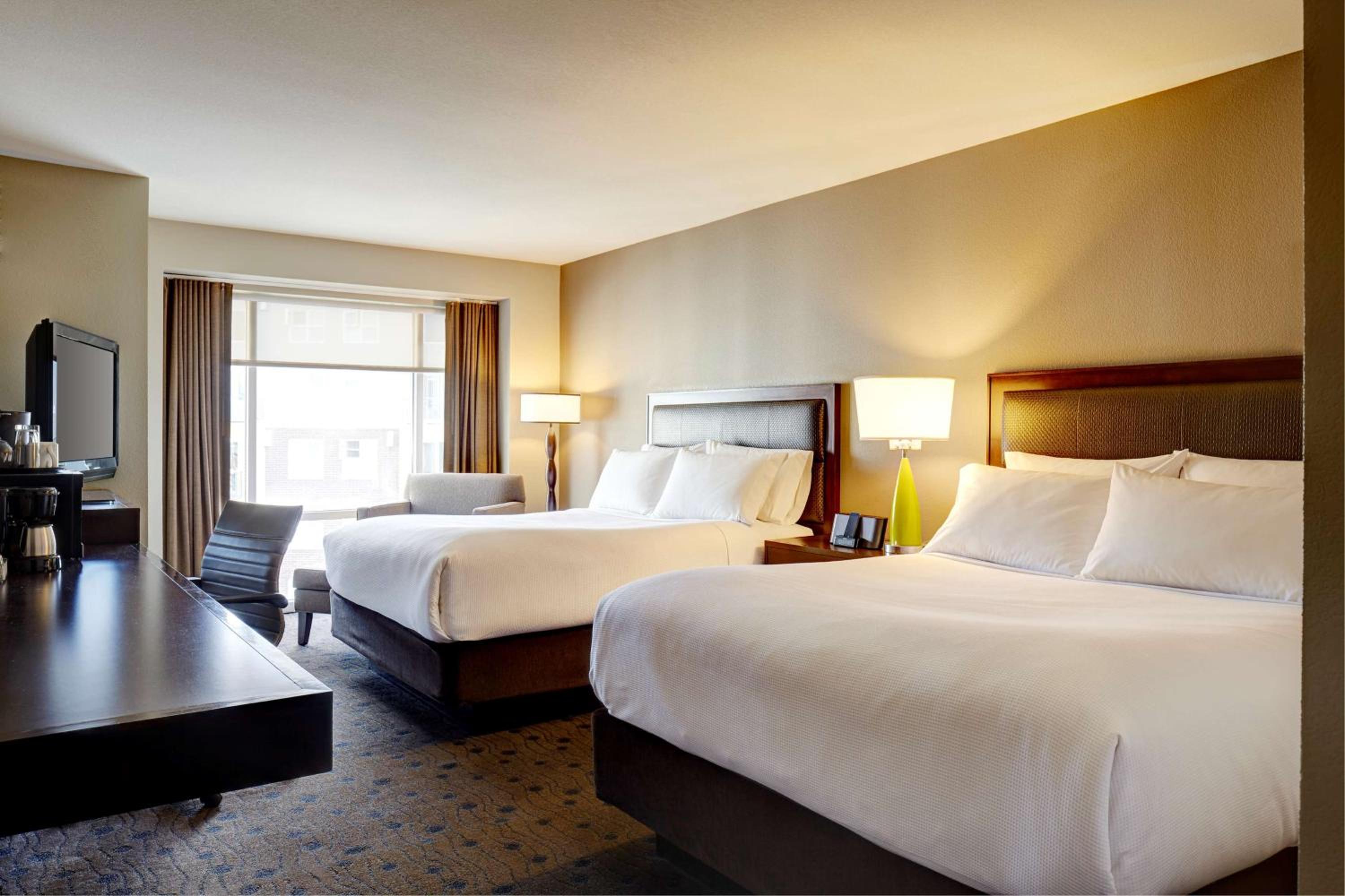 Queen Room with Two Queen Beds - Photo 8