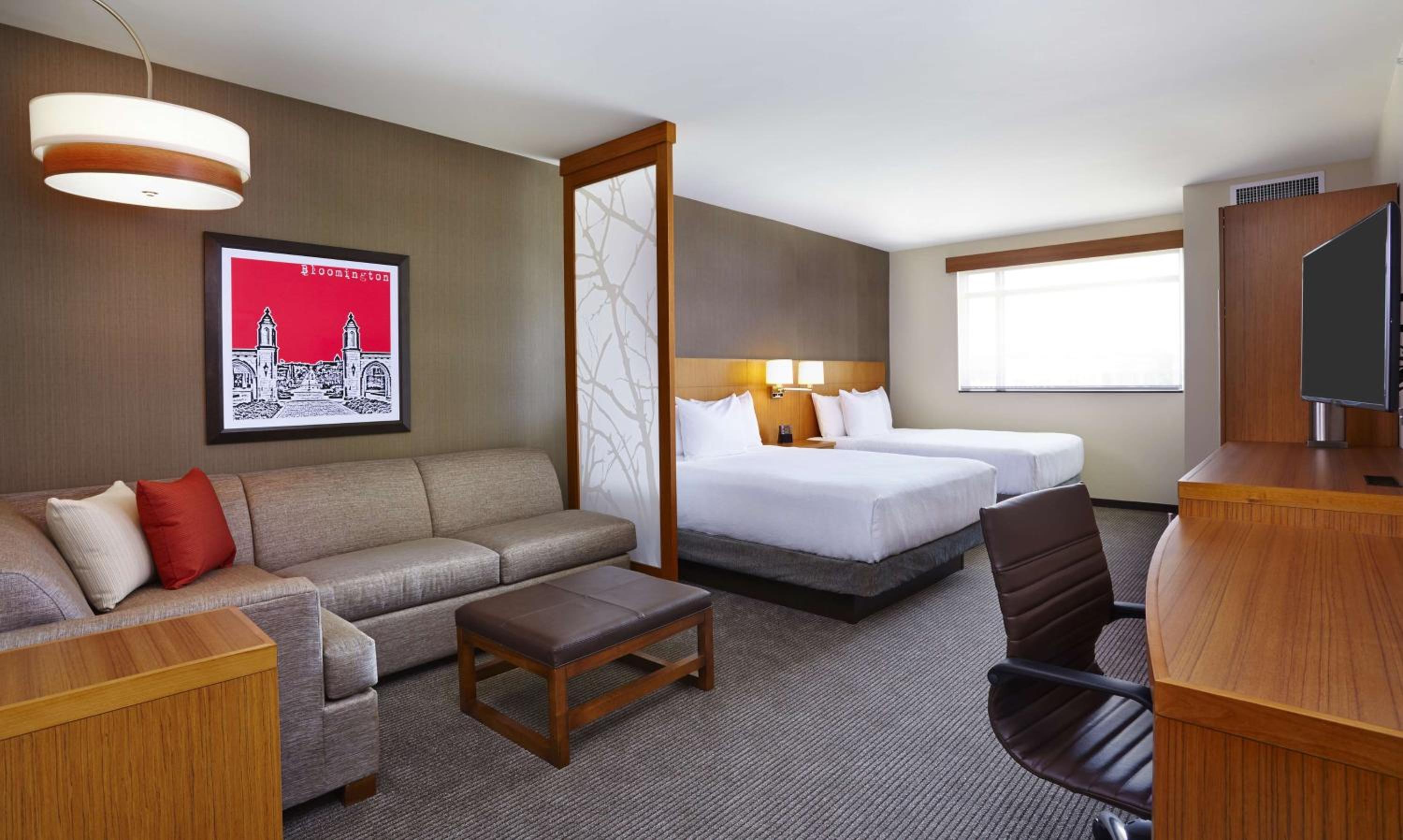 Queen Room with Two Queen Beds and Sofa Bed - High Floor photo 2