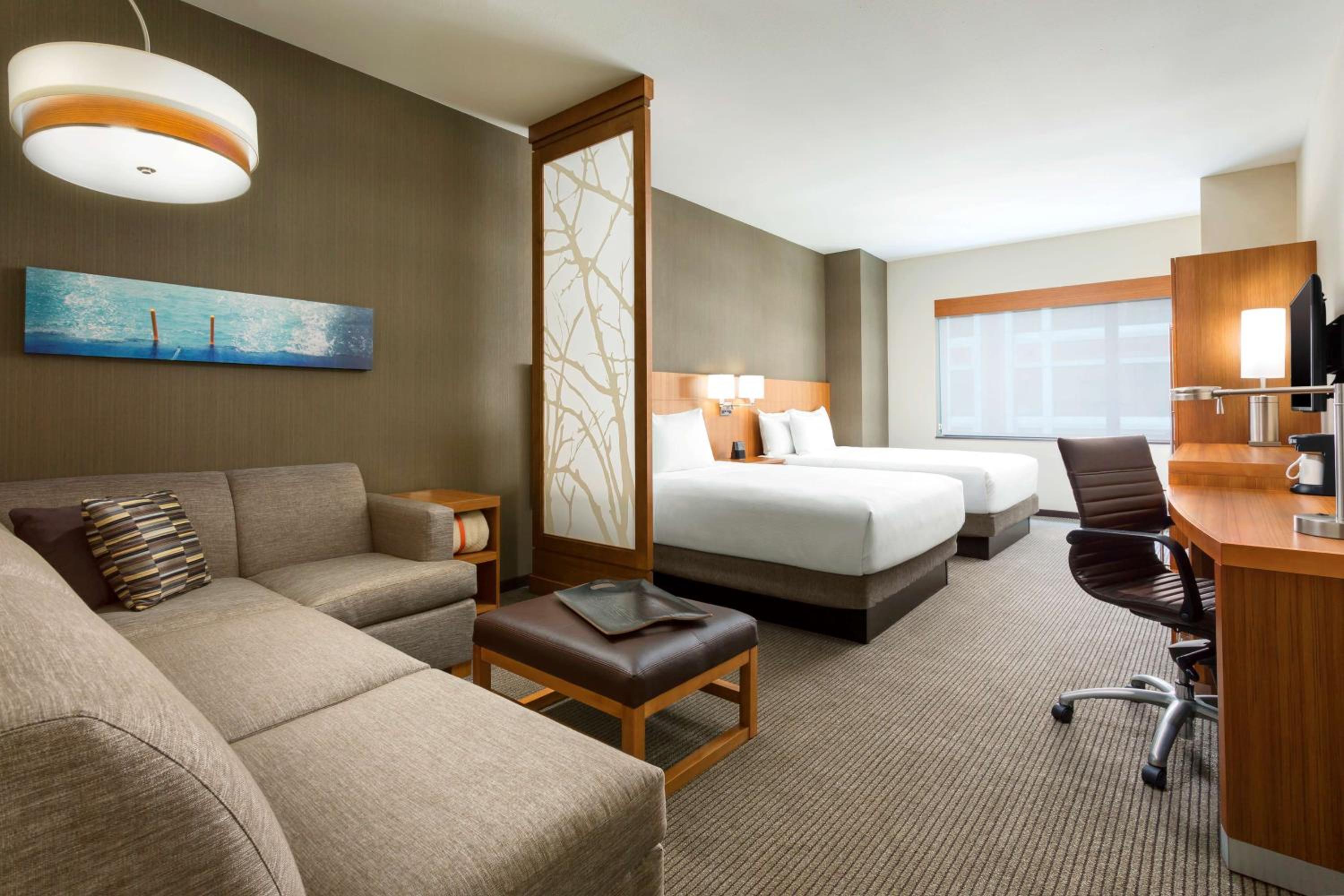 Queen Room with Two Queen Beds and Sofa Bed thumbnail 5