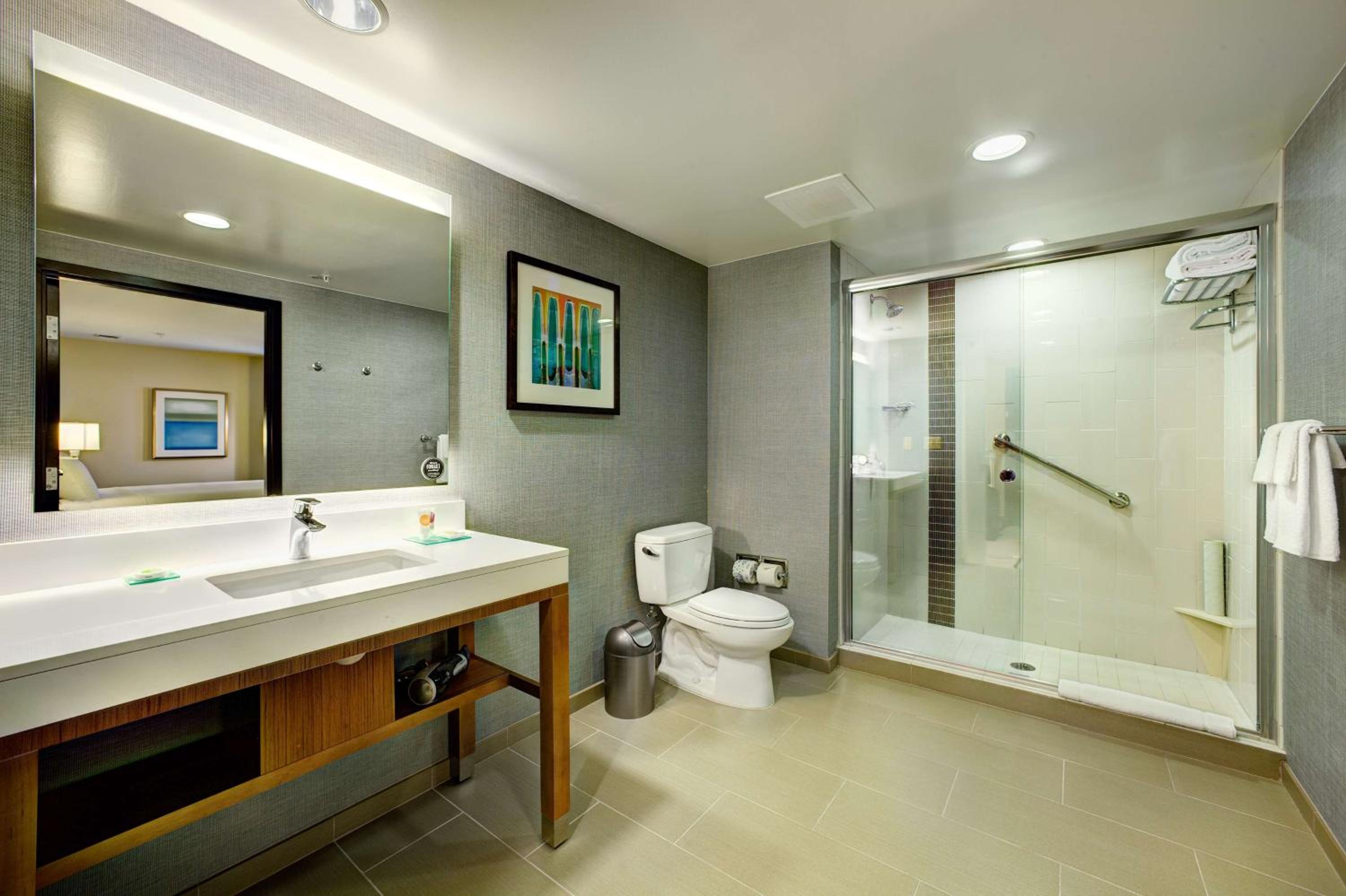 King Room with Sofa Bed and Roll-In Shower - Disability Access - Photo 3