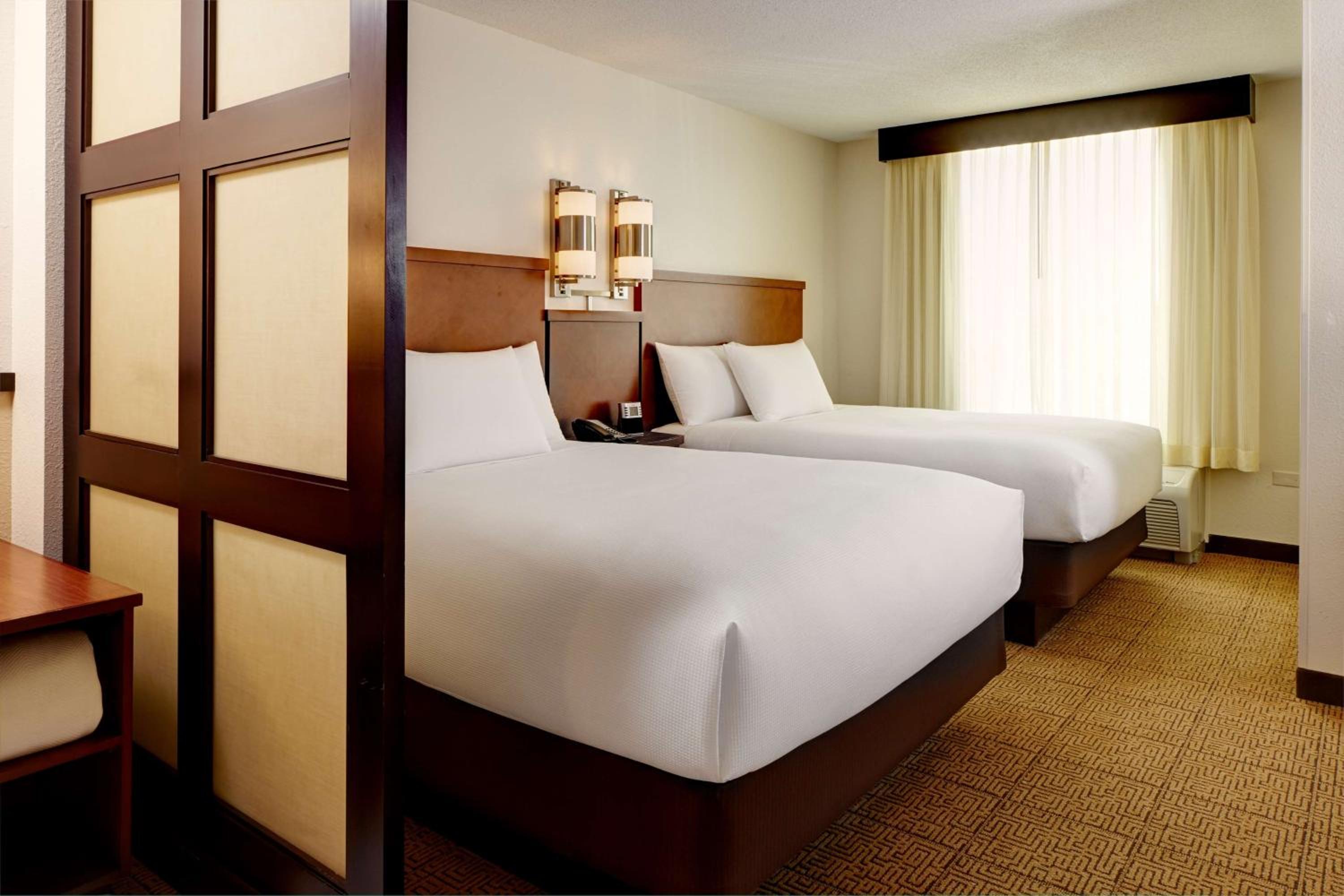 Queen Room with Two Queen Beds and Sofa Bed - High Floor - Photo 2