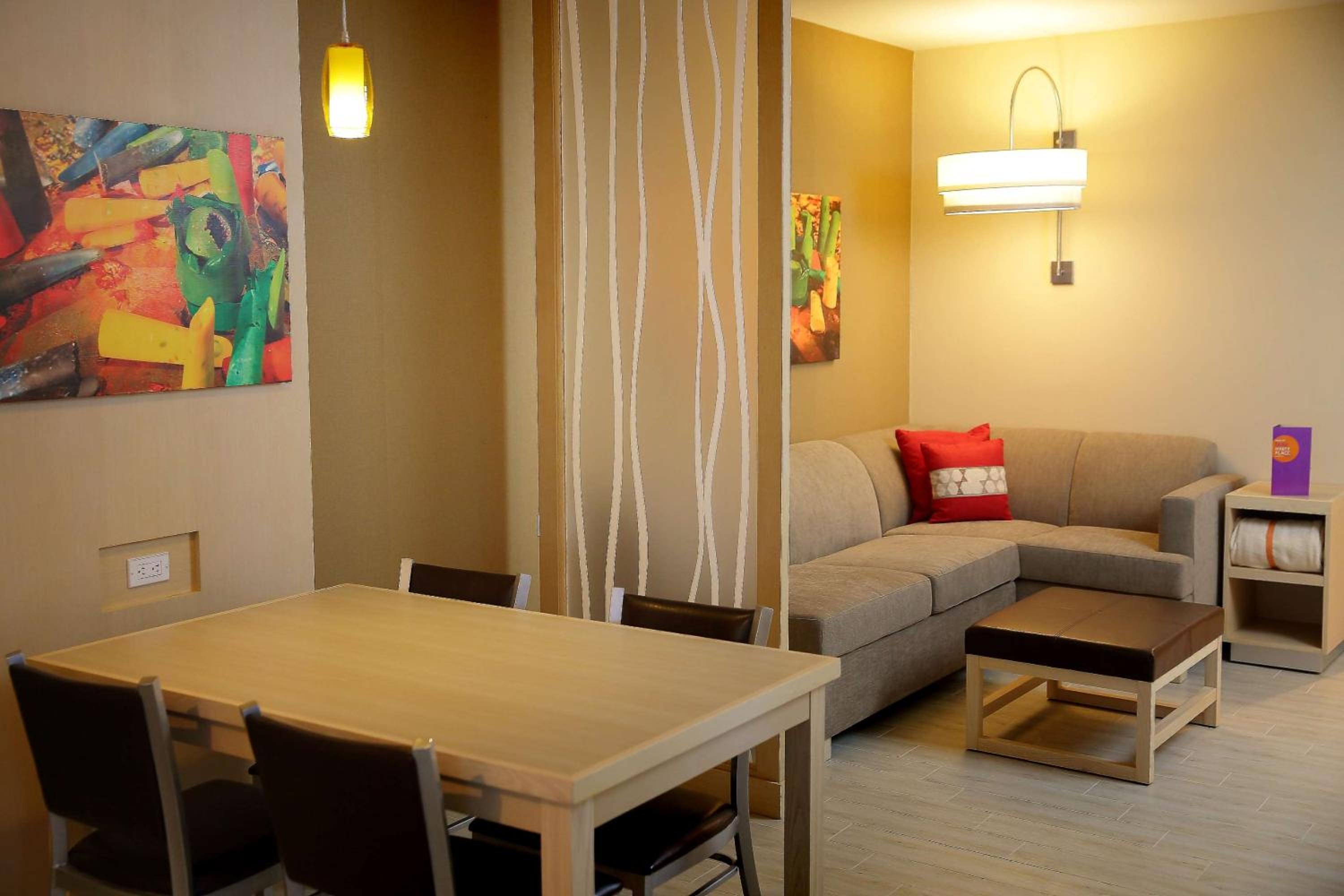 One-Bedroom King Suite with Sofa Bed photo 2
