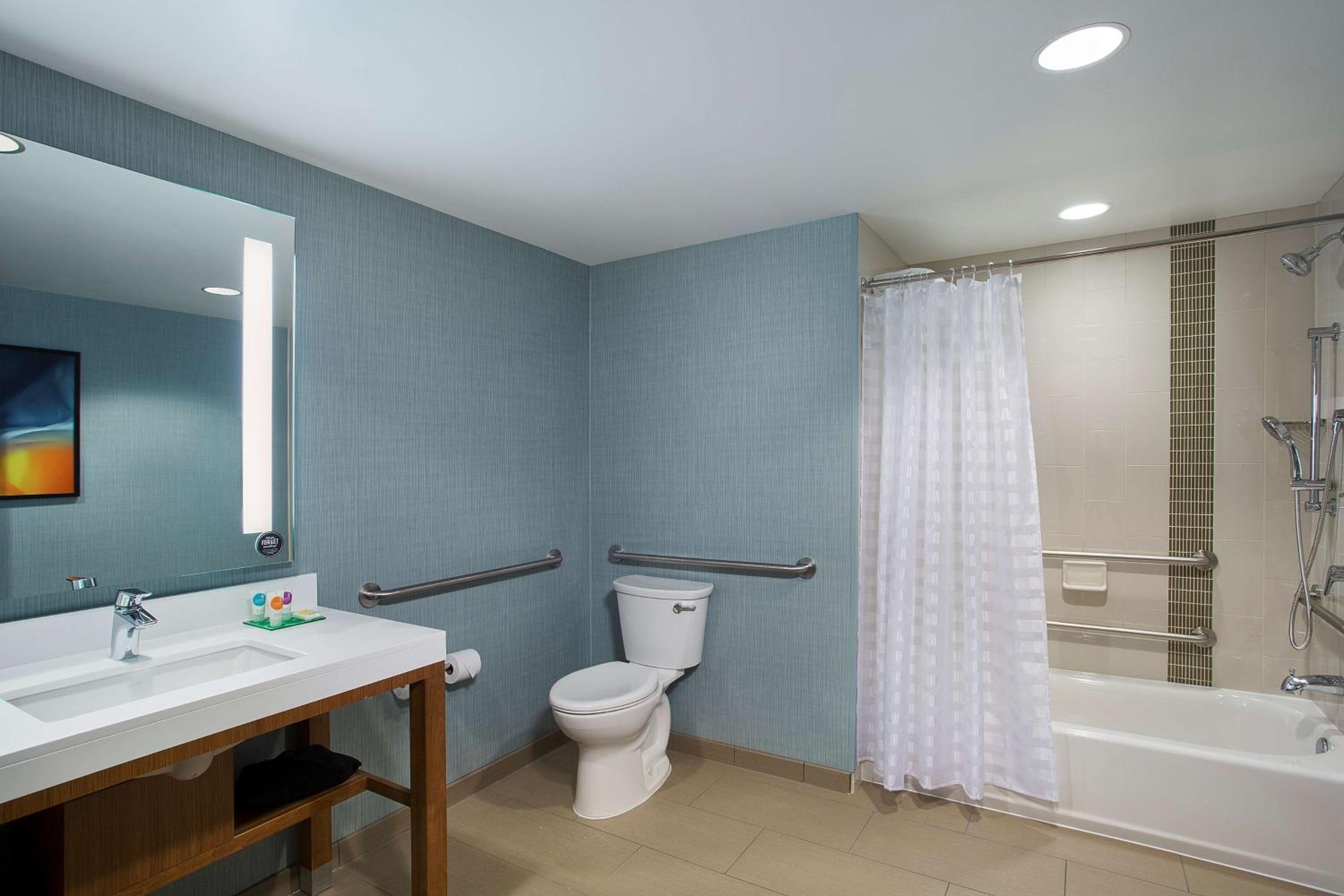 Queen Room with Two Queen Beds, Sofa Bed and Accessible Tub photo 3