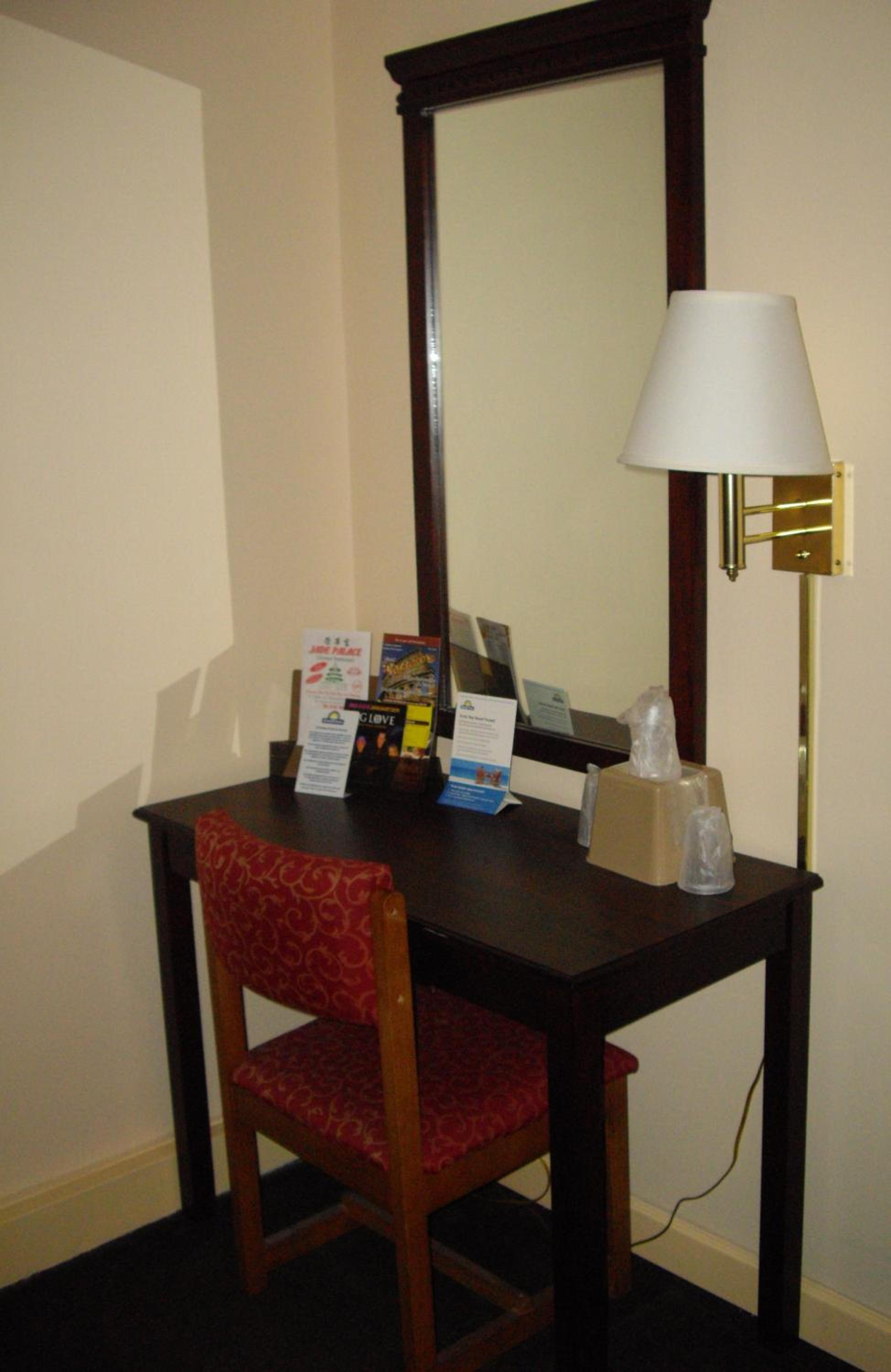 King Room - Non-Smoking - Photo 4
