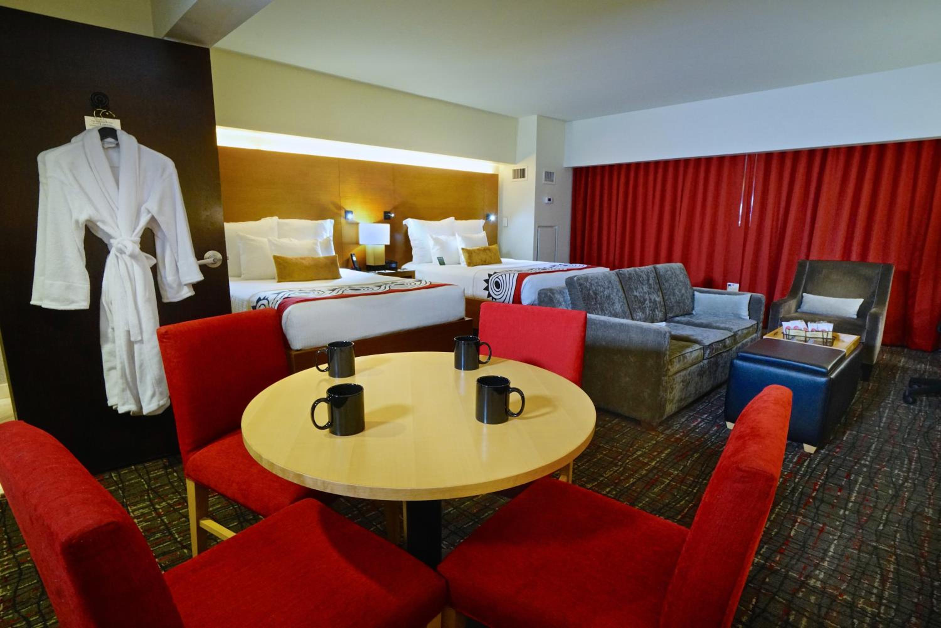 Double Queen Suite Cherokee Tower  - Photo 4