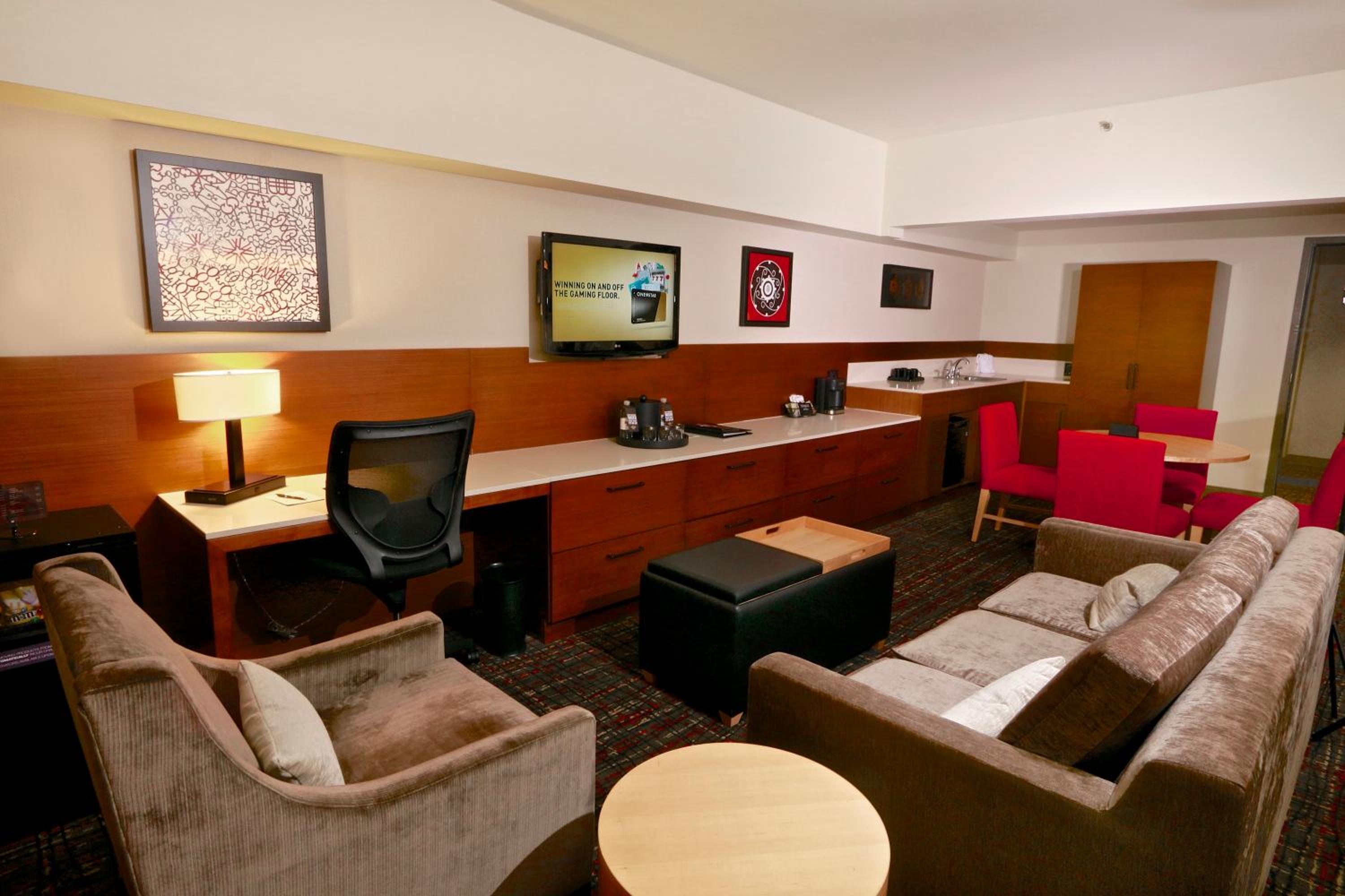 Double Queen Suite Cherokee Tower  - Photo 2