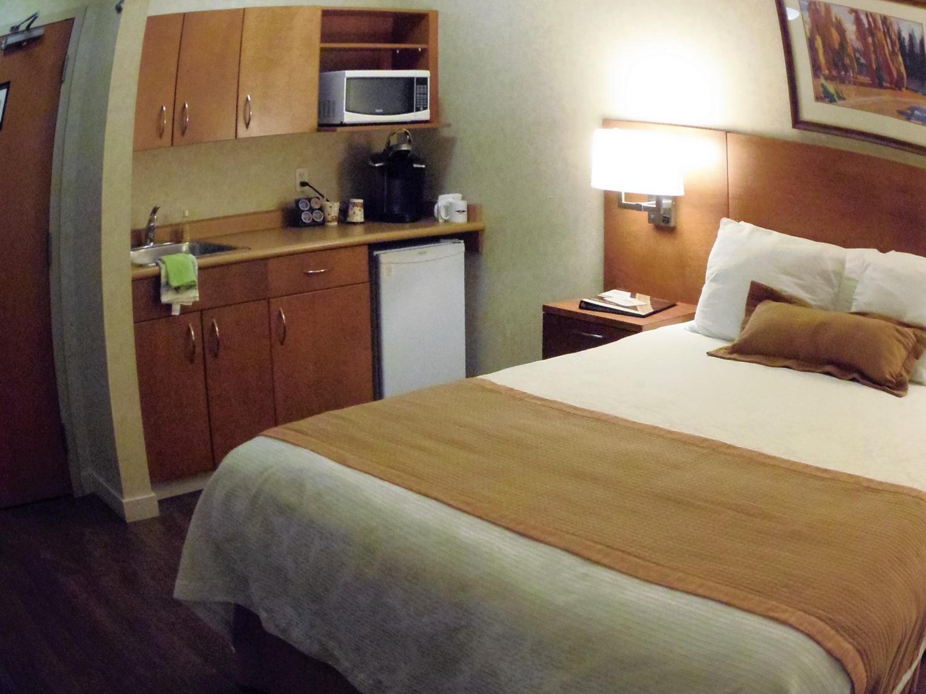 Executive Queen Room with Two Queen Beds - Photo 12