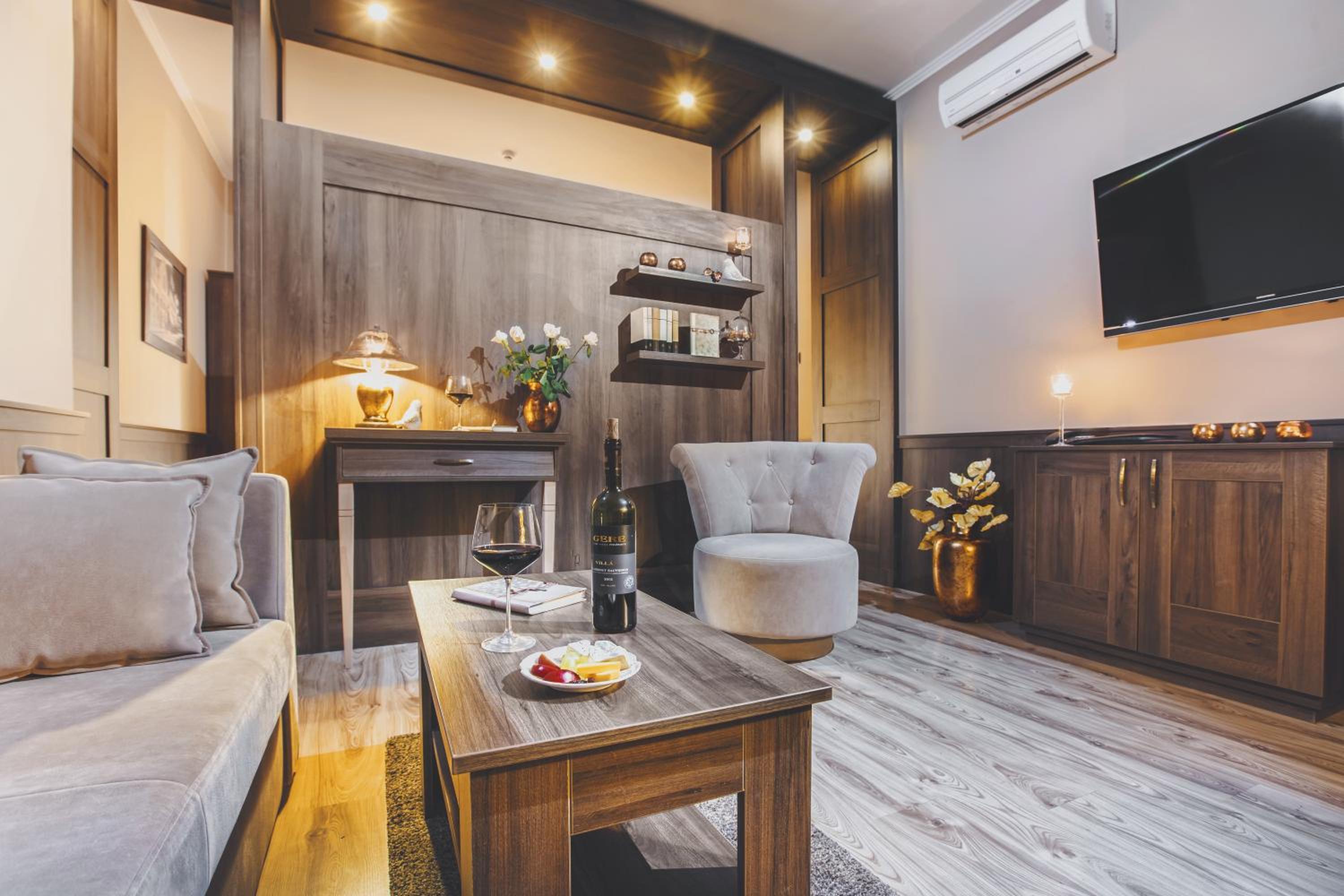 Deluxe Suite - Photo 2