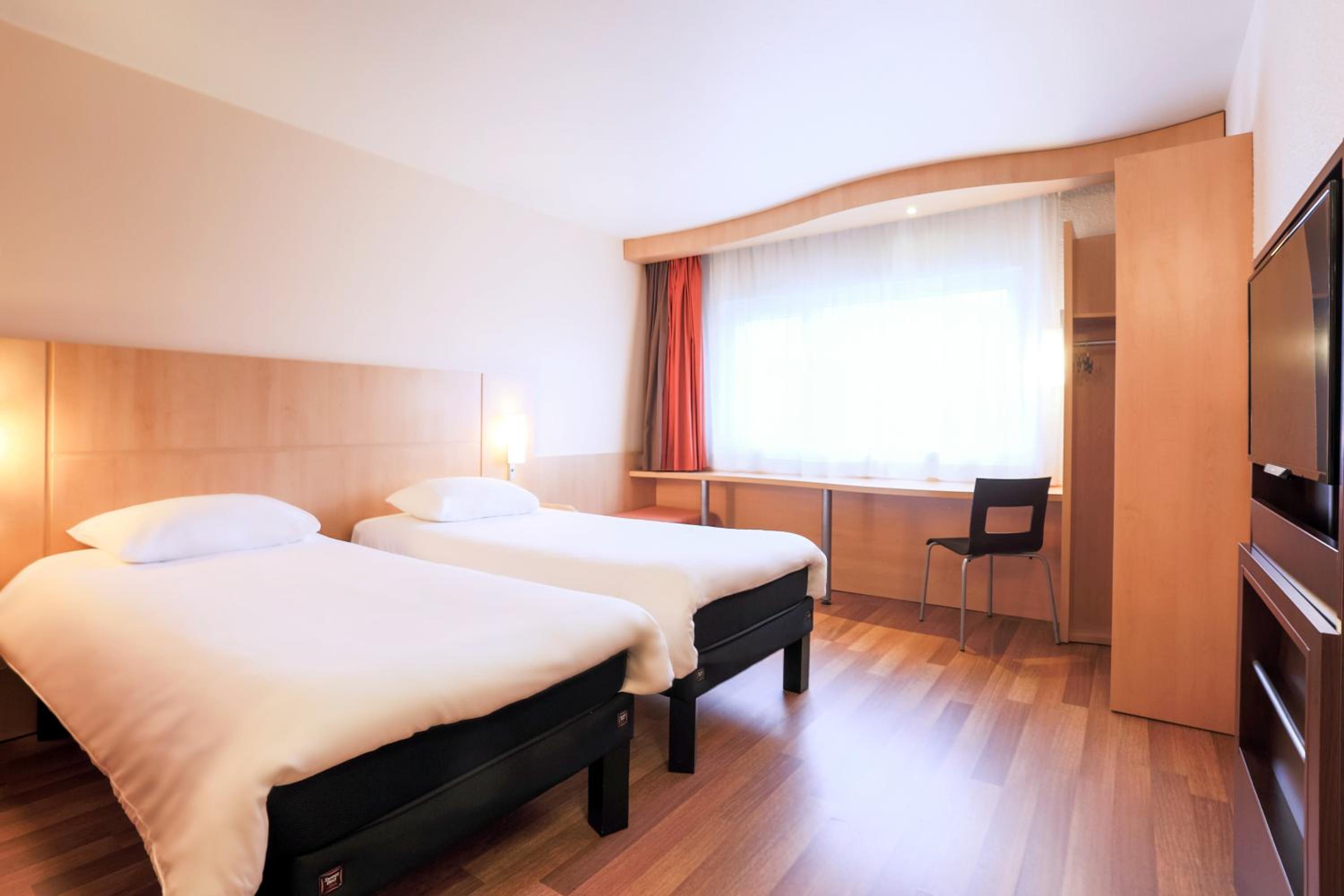 Standard Twin Room - Photo 1