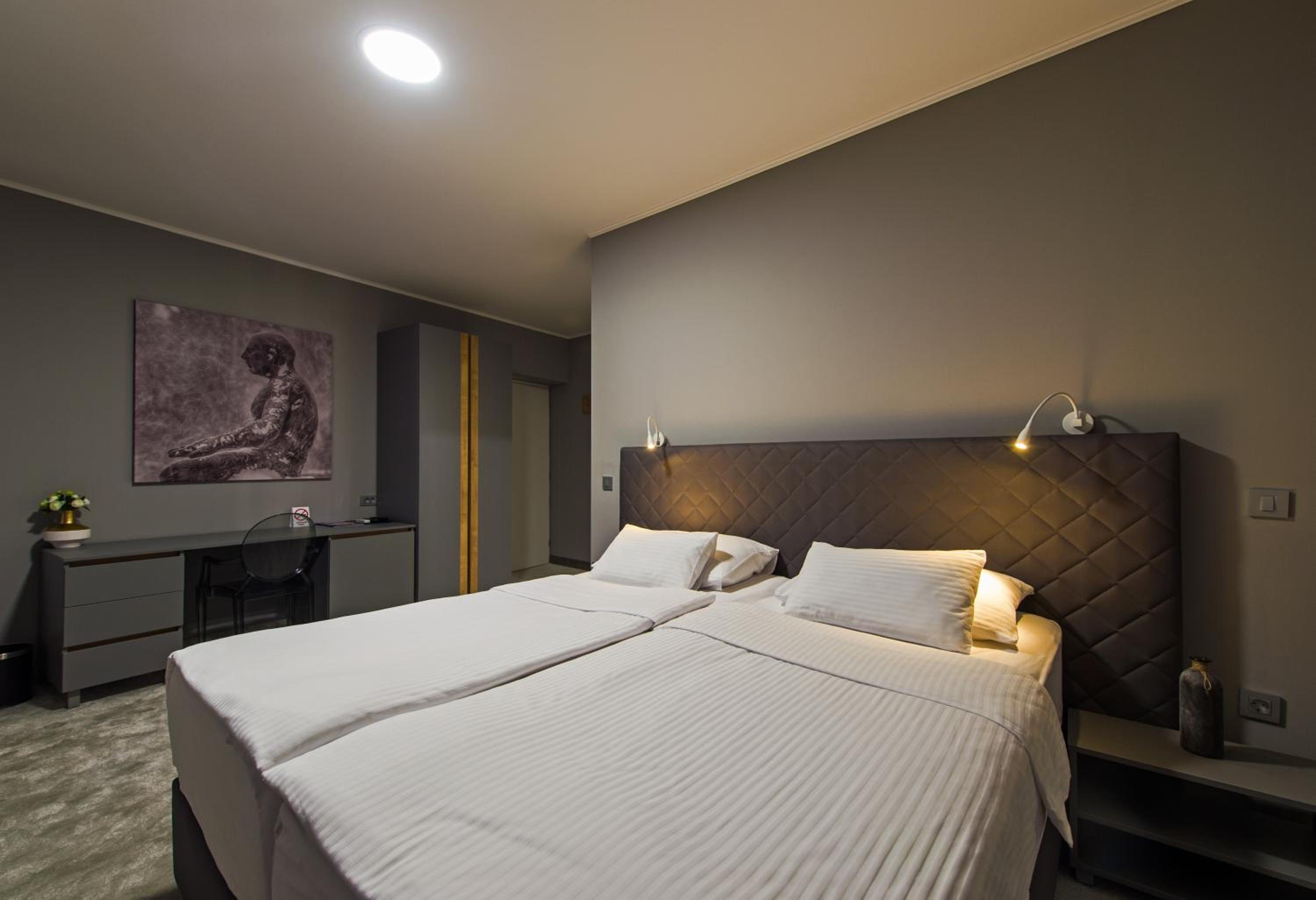 Double or Twin Room with Private Bathroom - Photo 9