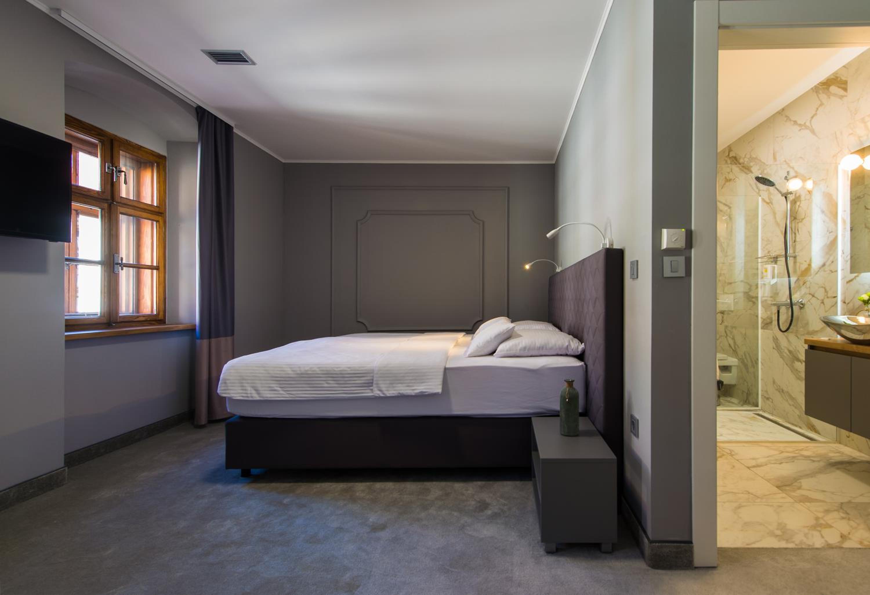 Double or Twin Room with Private Bathroom - Photo 7