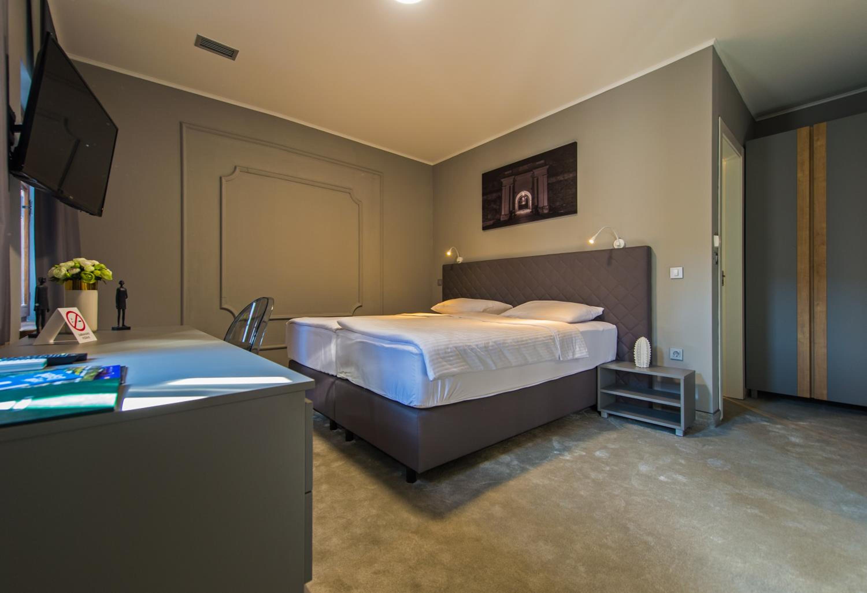 Double or Twin Room with Private Bathroom - Photo 6