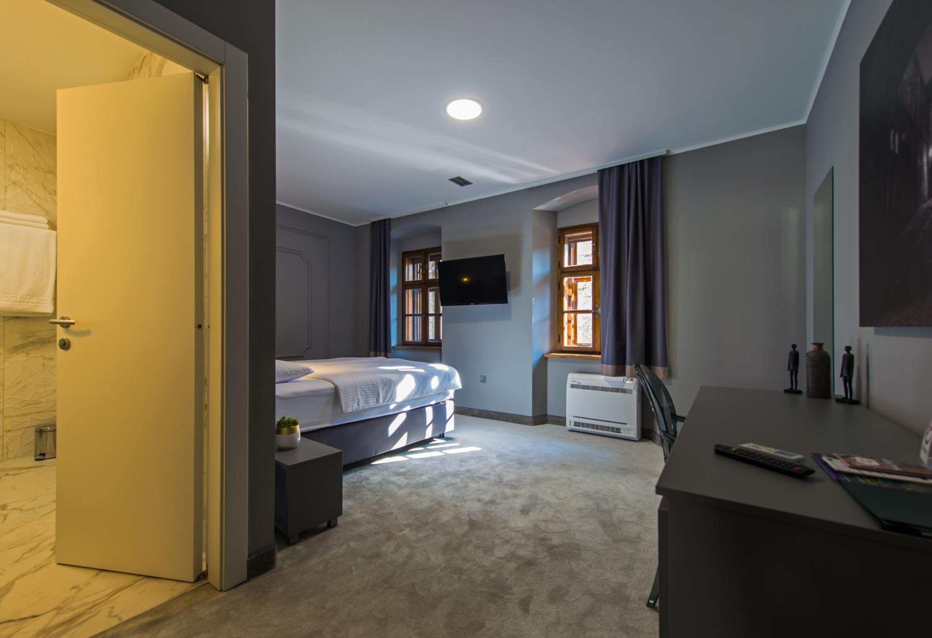 Double or Twin Room with Private Bathroom - Photo 1
