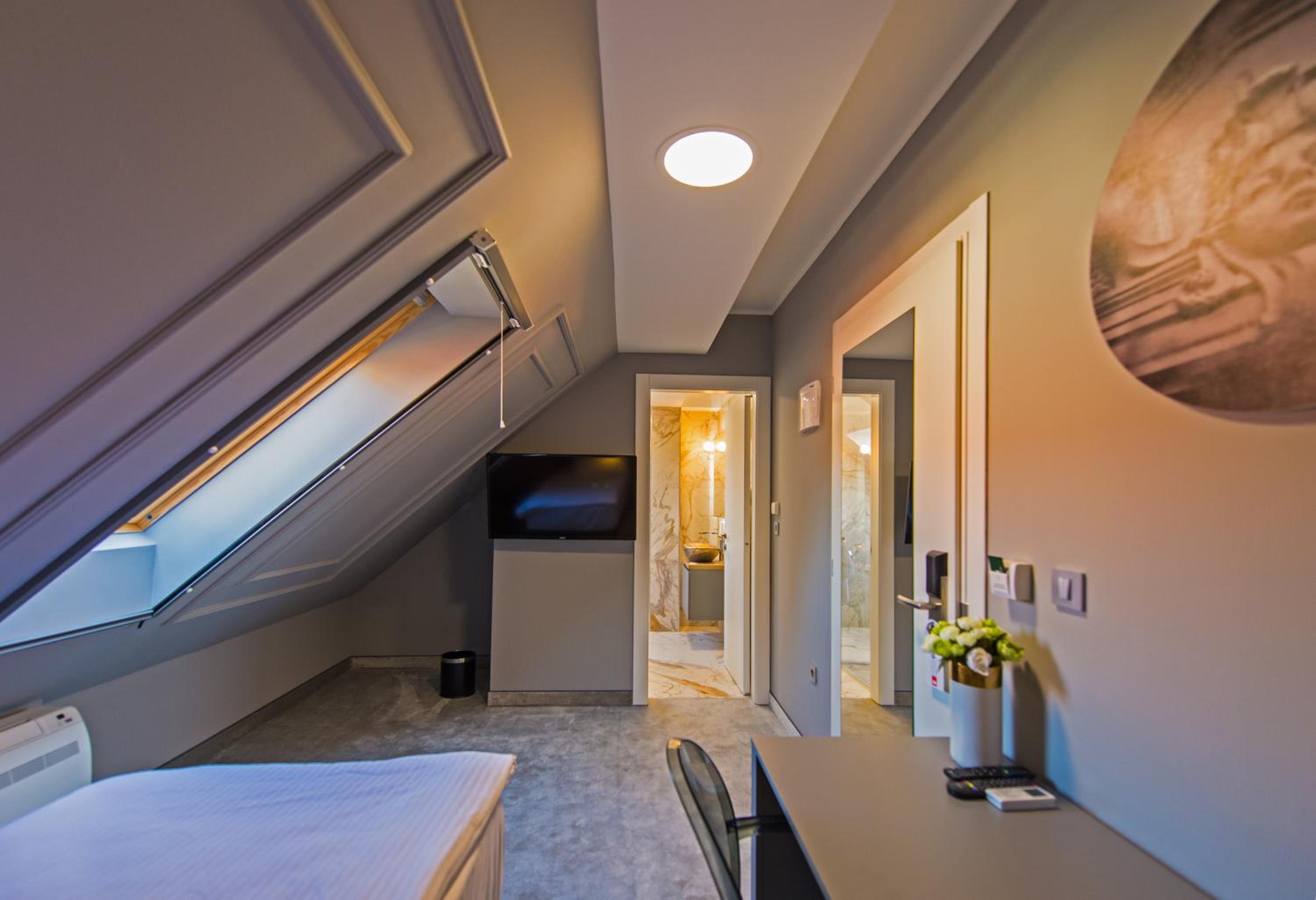 Single Room with Bathroom photo 3