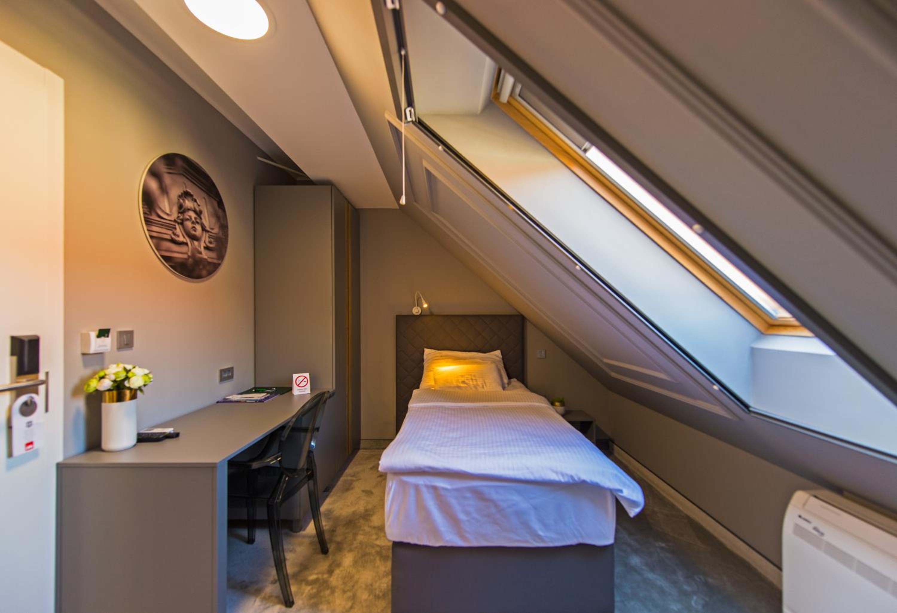 Single Room with Bathroom photo 1