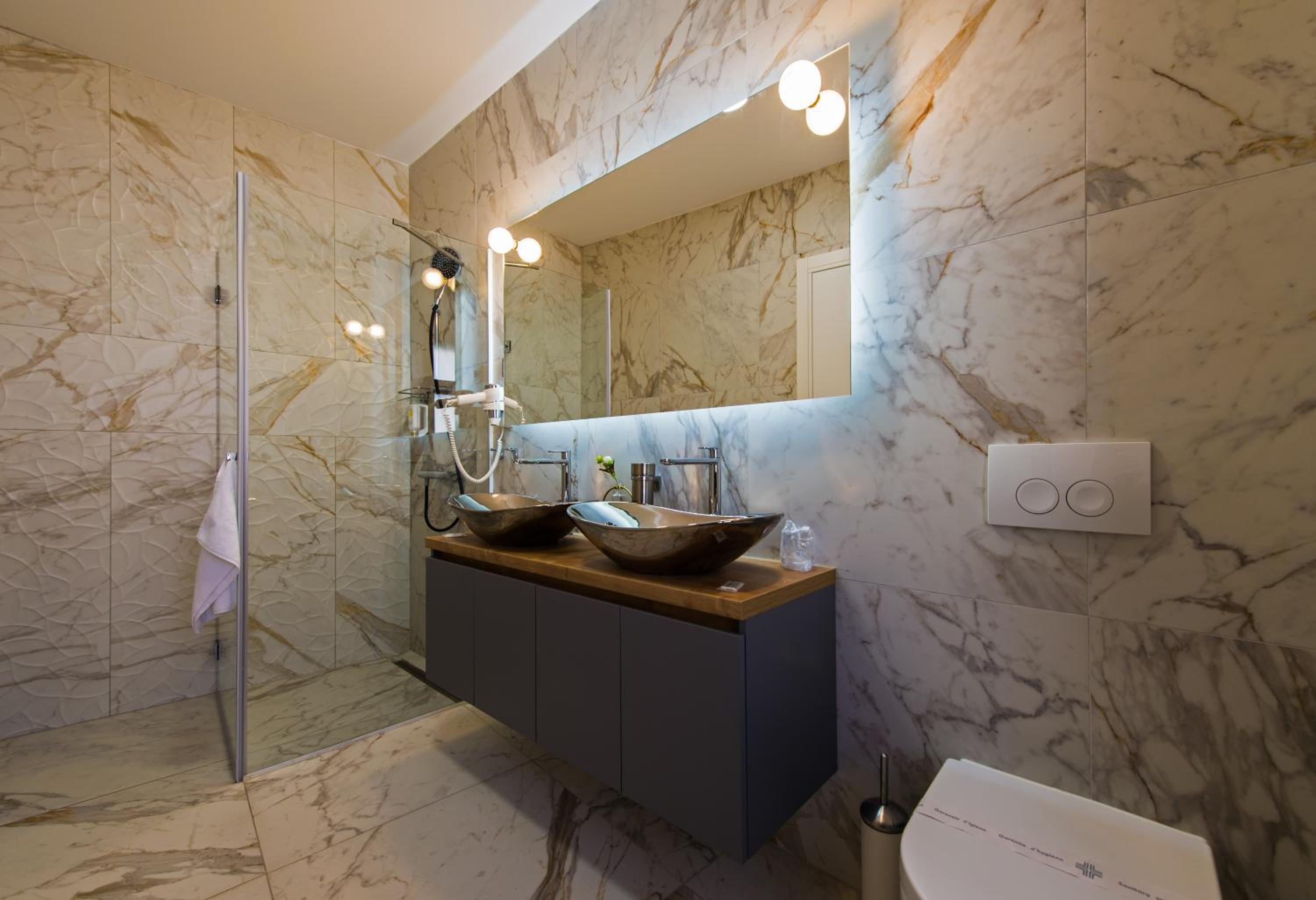 Double or Twin Room with Private Bathroom - Photo 2