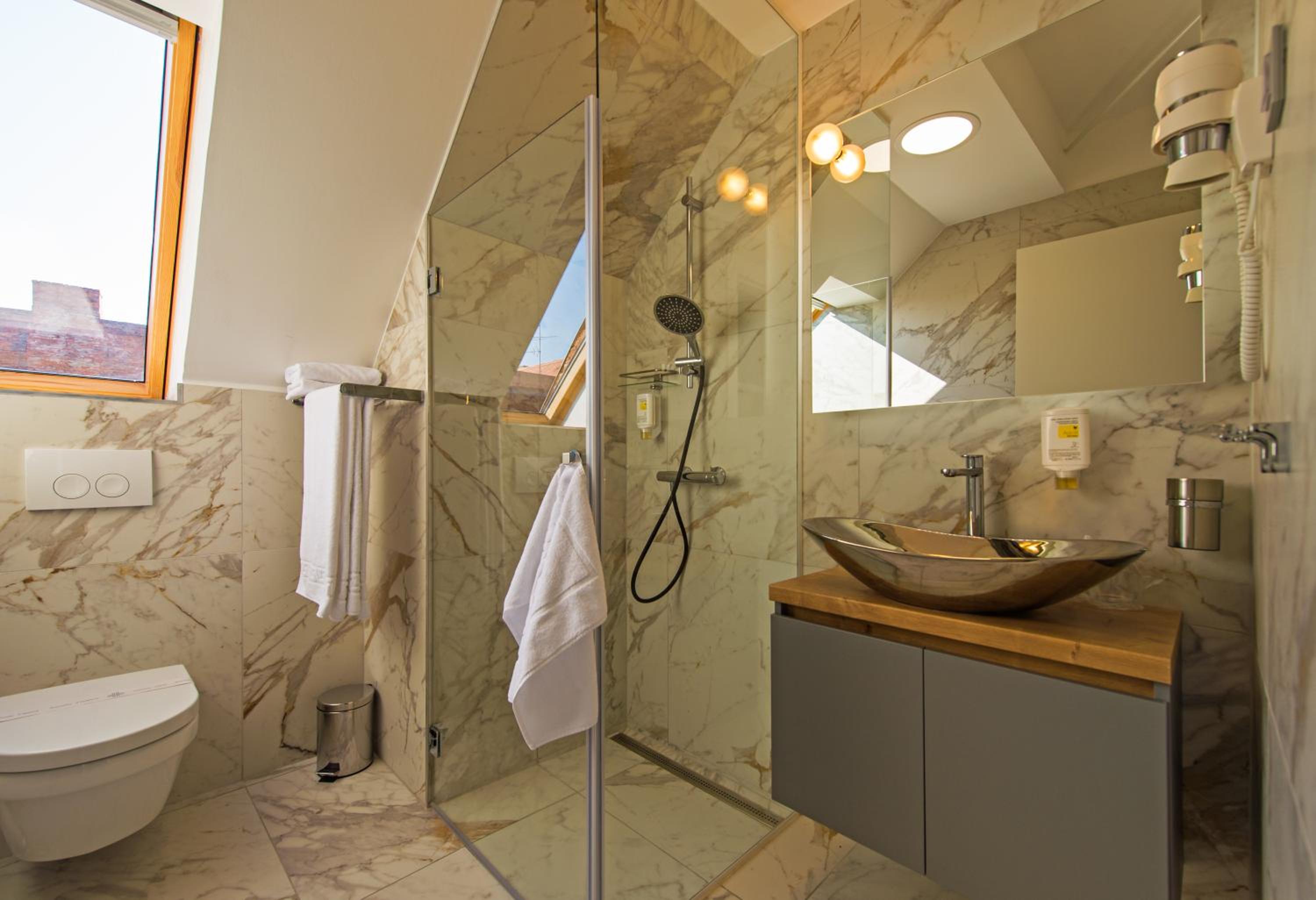 Double or Twin Room with Private Bathroom - Photo 5