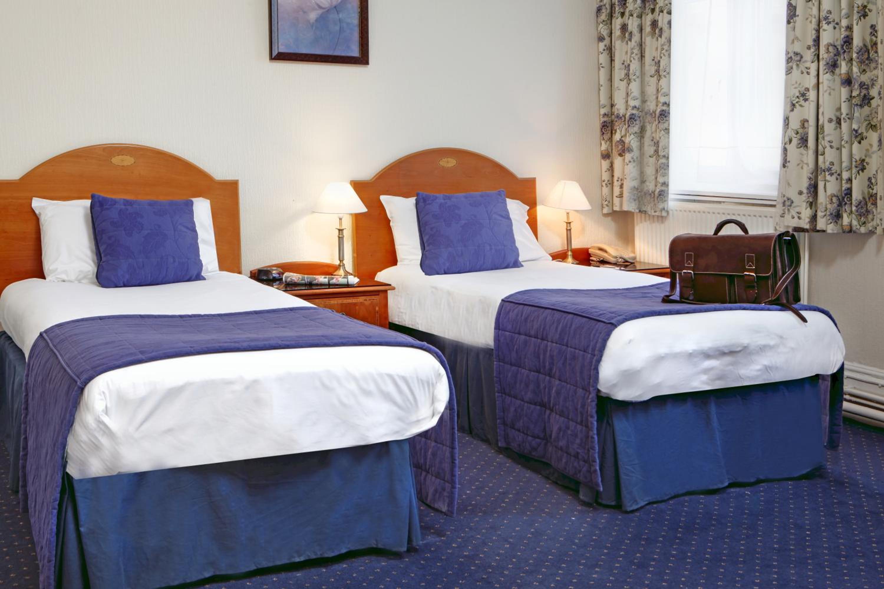 Standard Twin Room - Photo 1