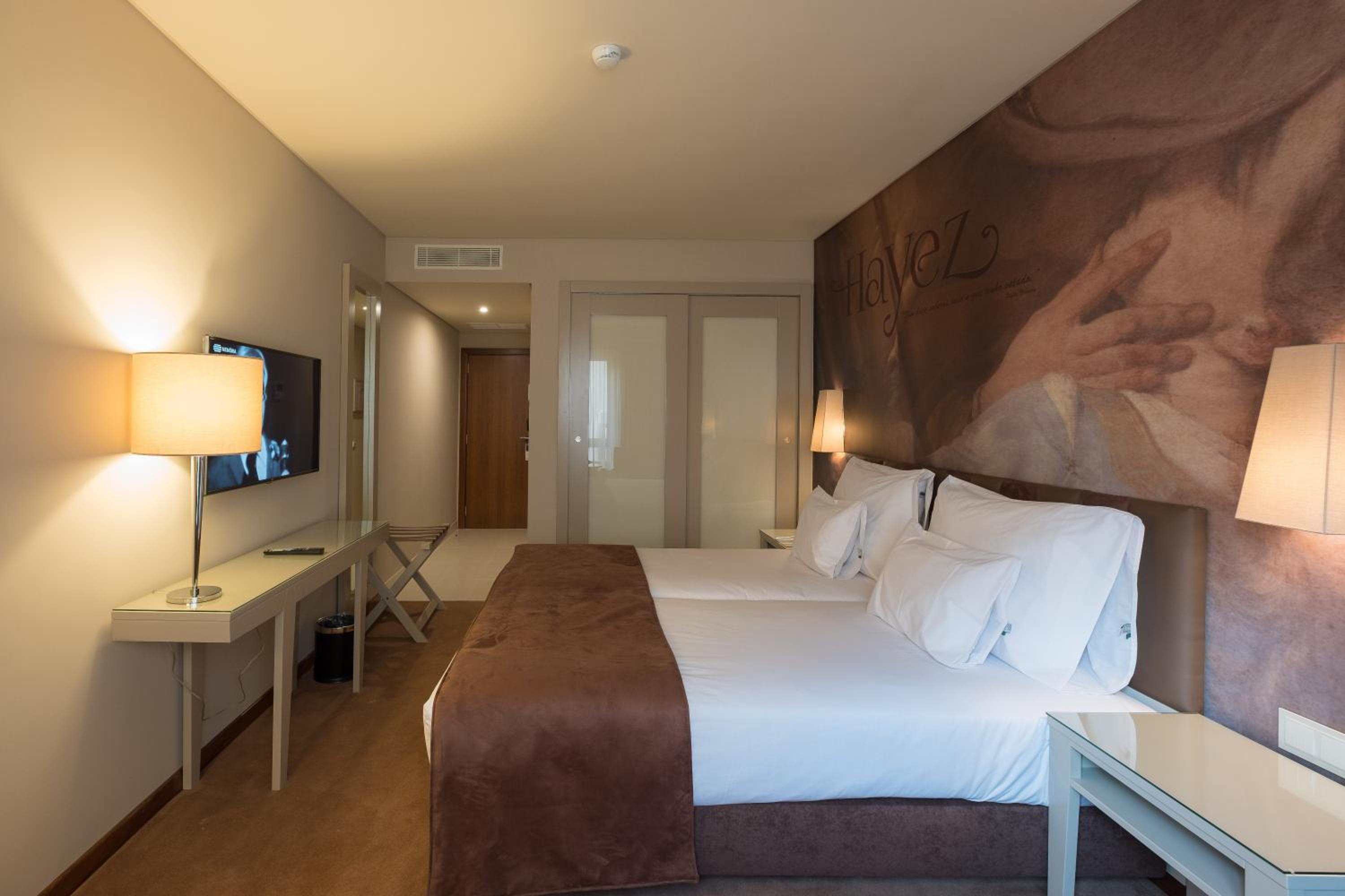 Available room thumbnail 5
