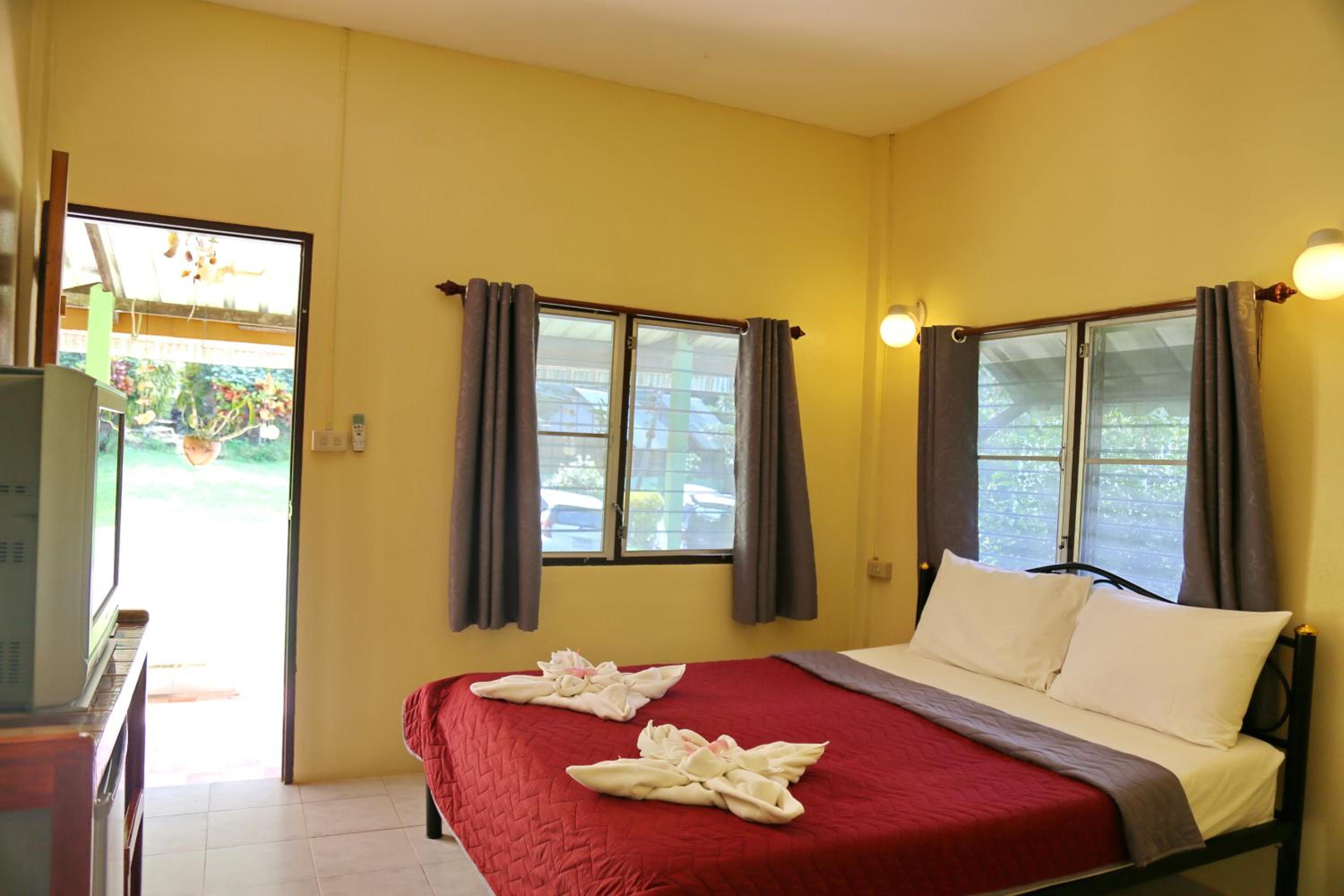 Deluxe Double Room with Fan - Photo 3