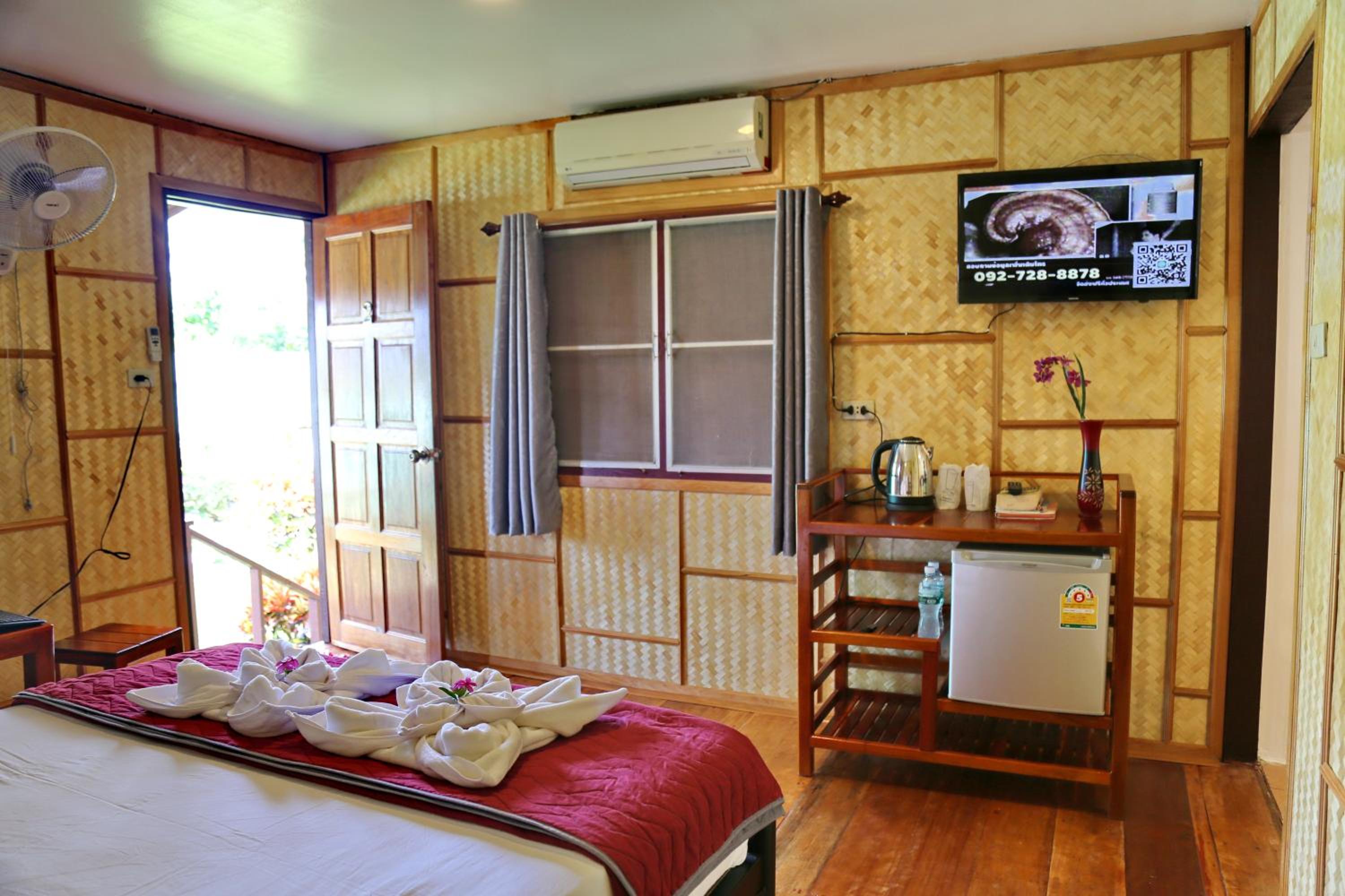 Bungalow with Sea View - Photo 12