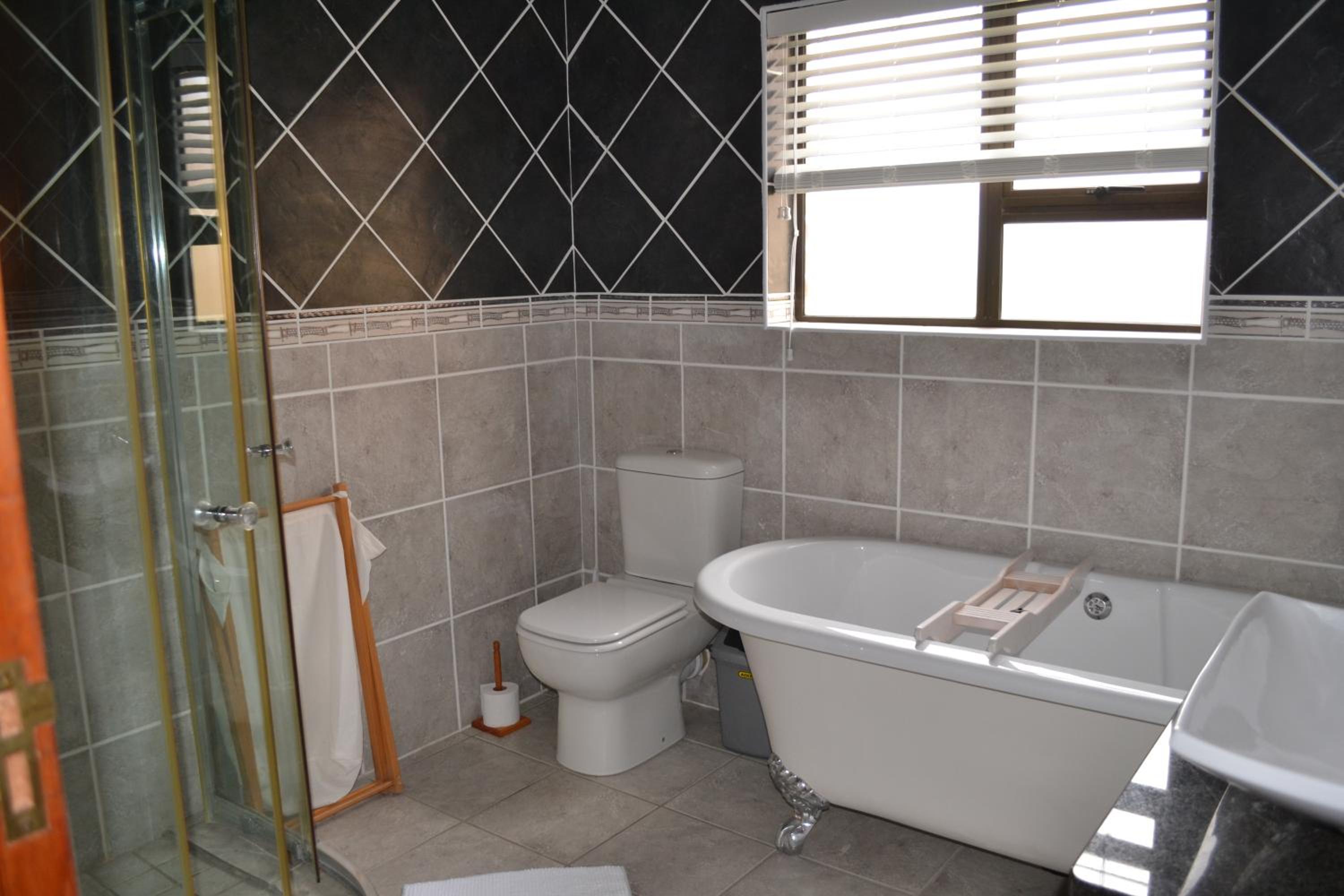 Apartment - Ground Floor - Photo 2