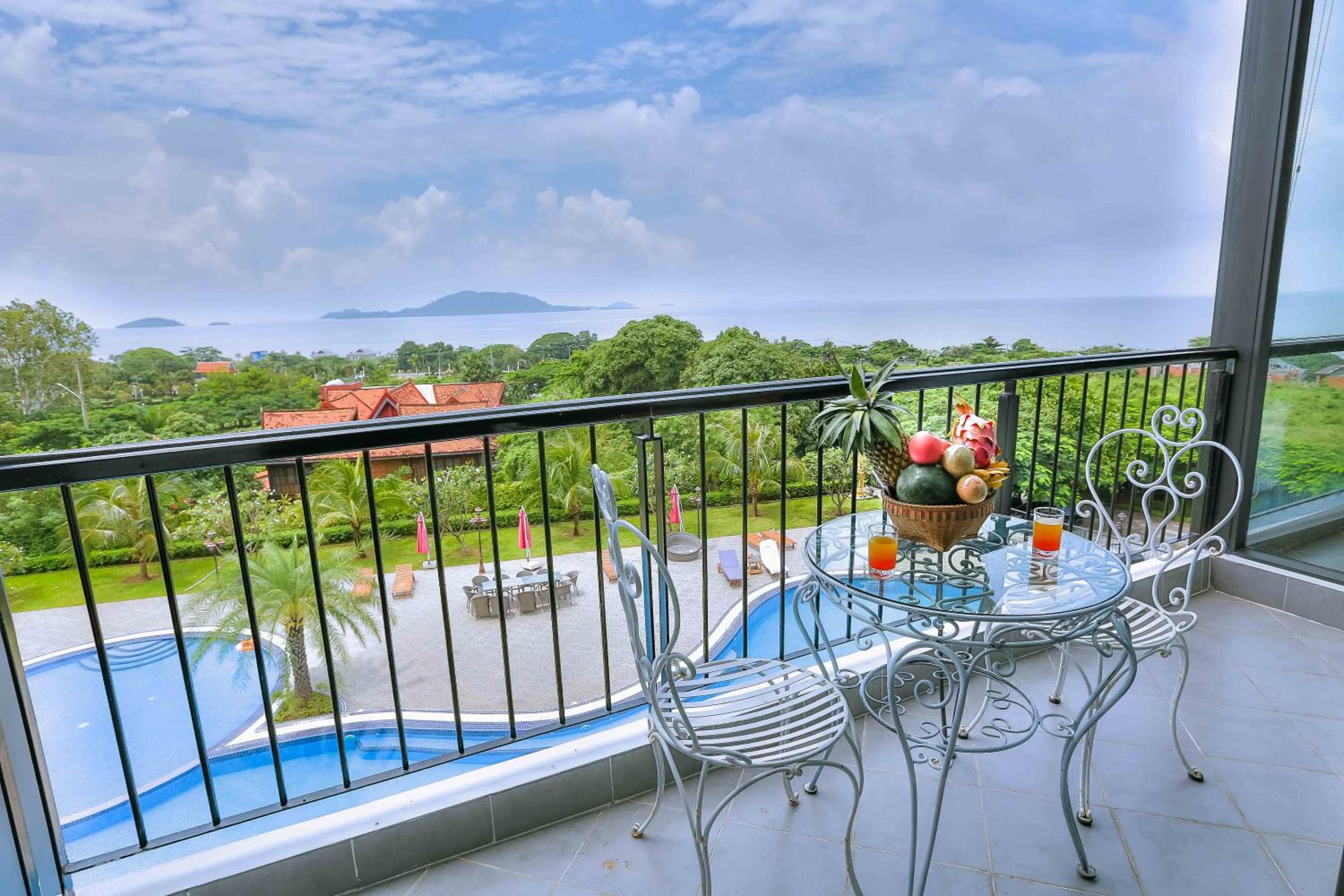 Deluxe King with Sea View photo 3