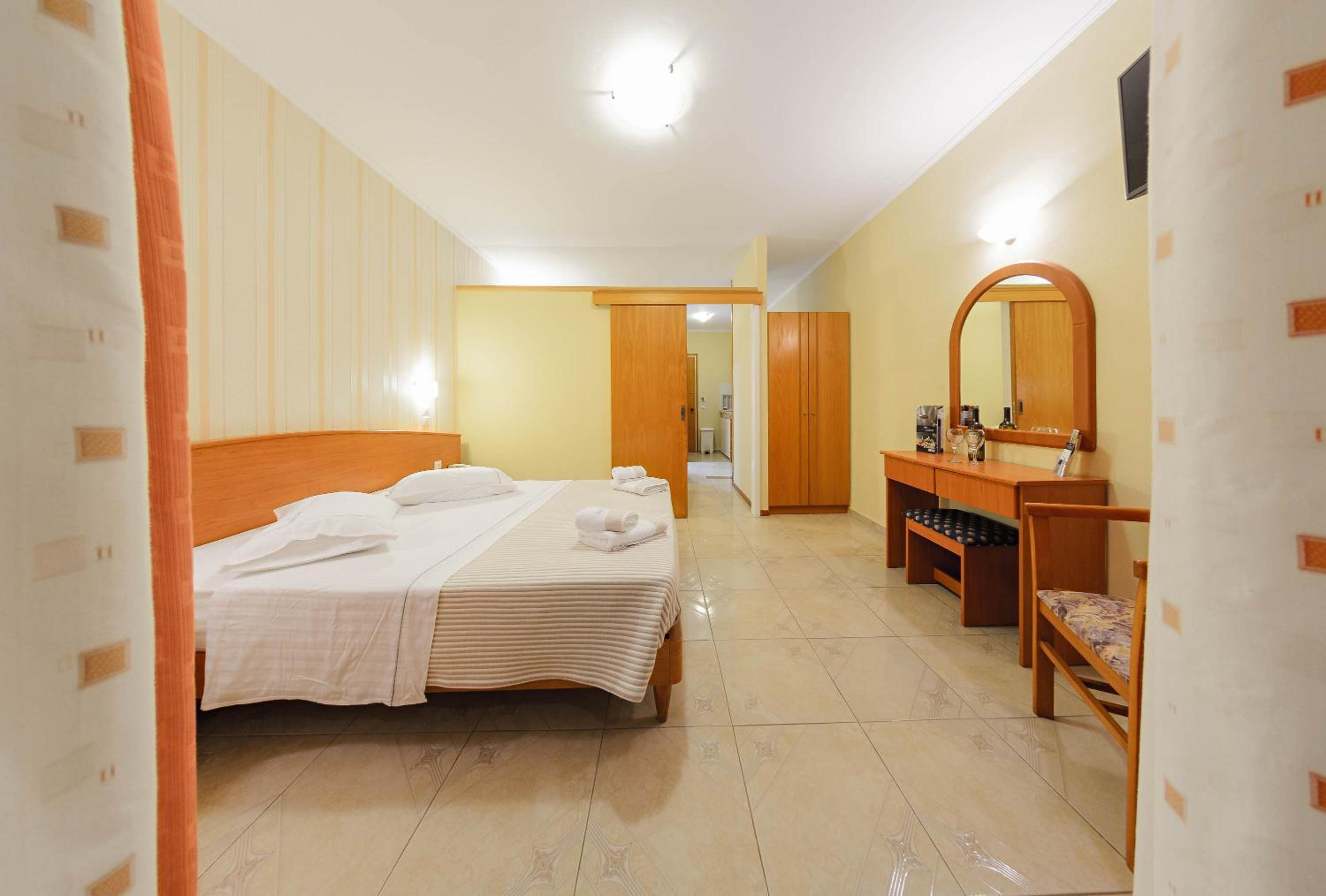 Family Apartment with Partial Sea View (2 Adults + 2 Children) - Photo 9