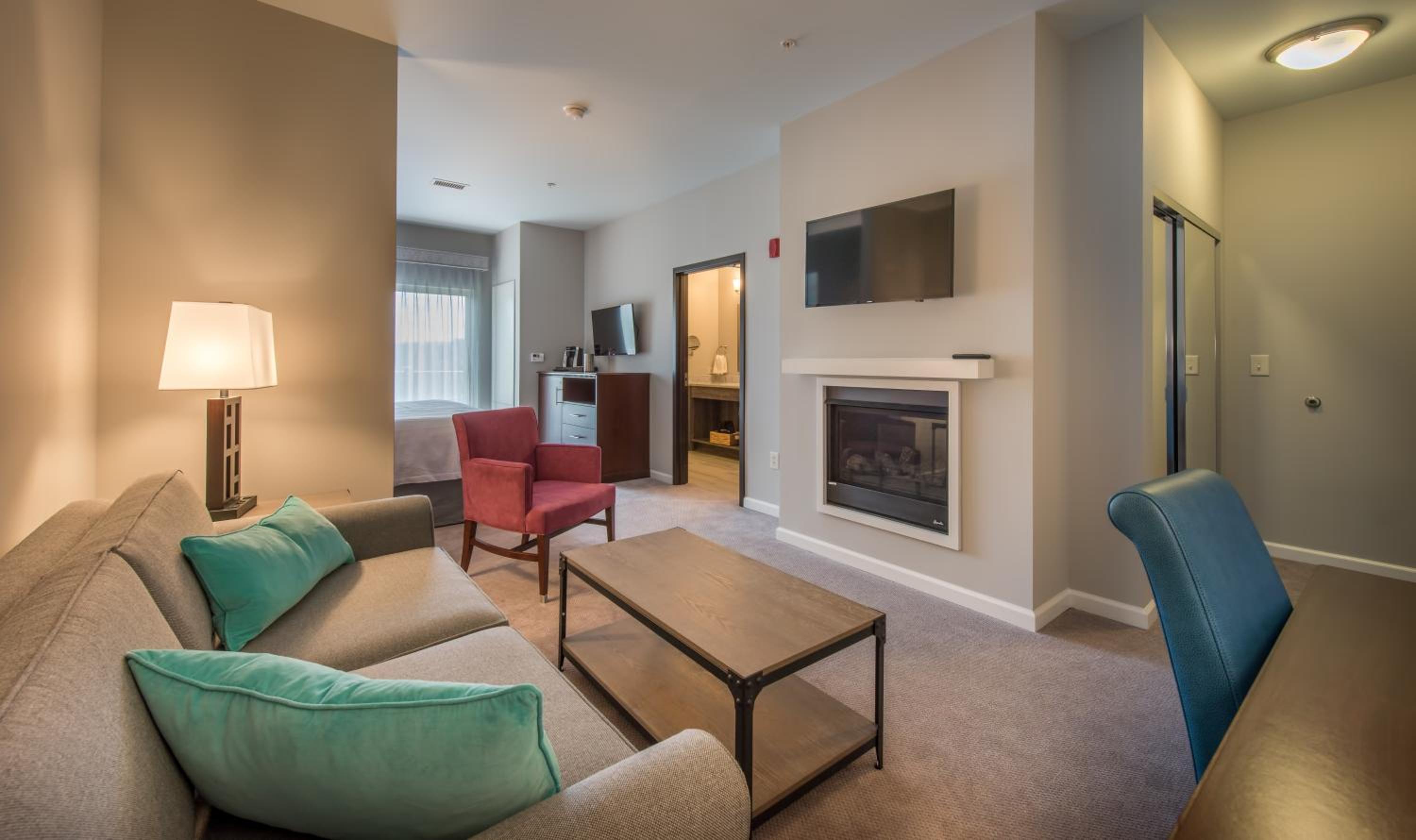 Deluxe King Suite photo 3