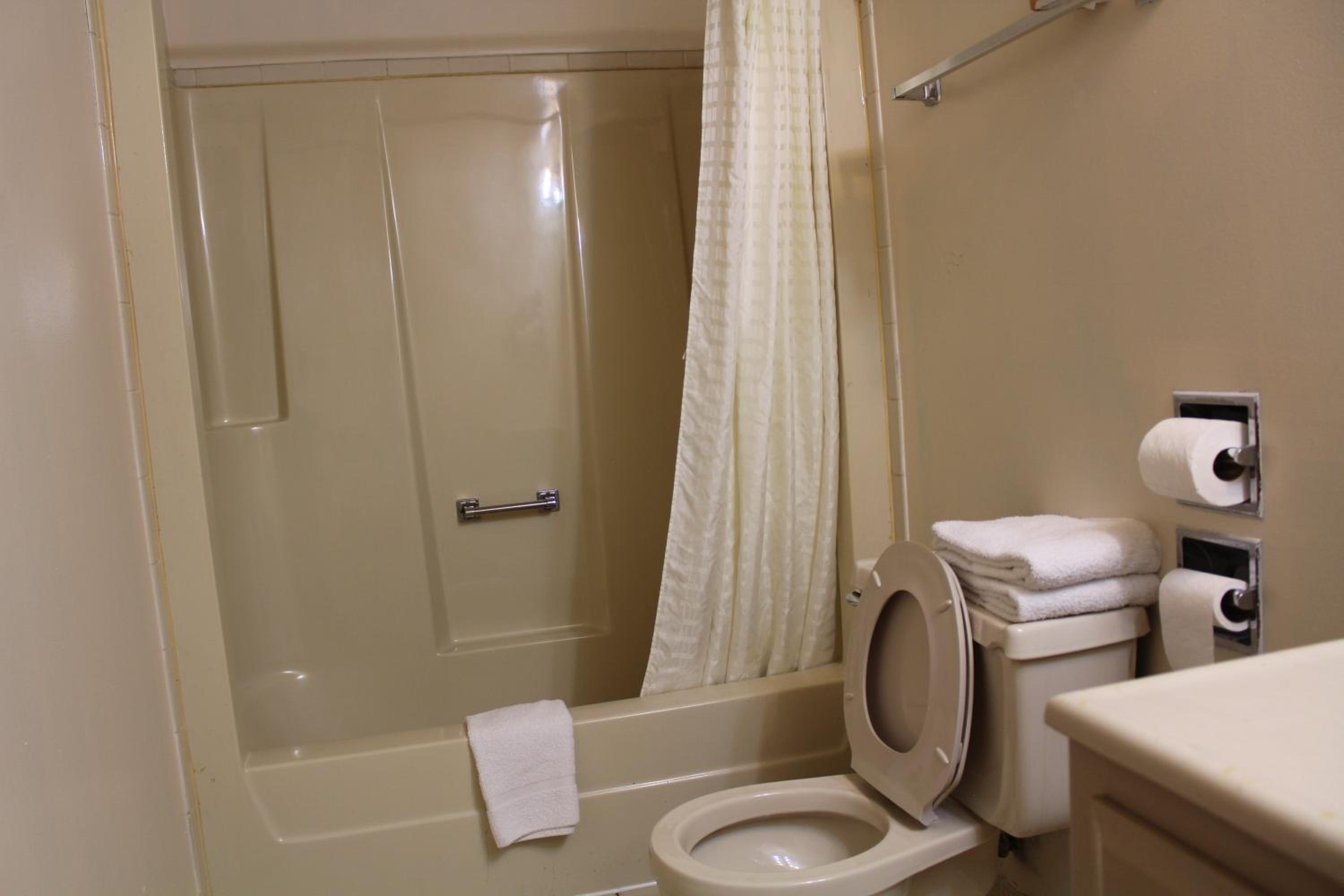 Queen Room with Two Queen Beds photo 2
