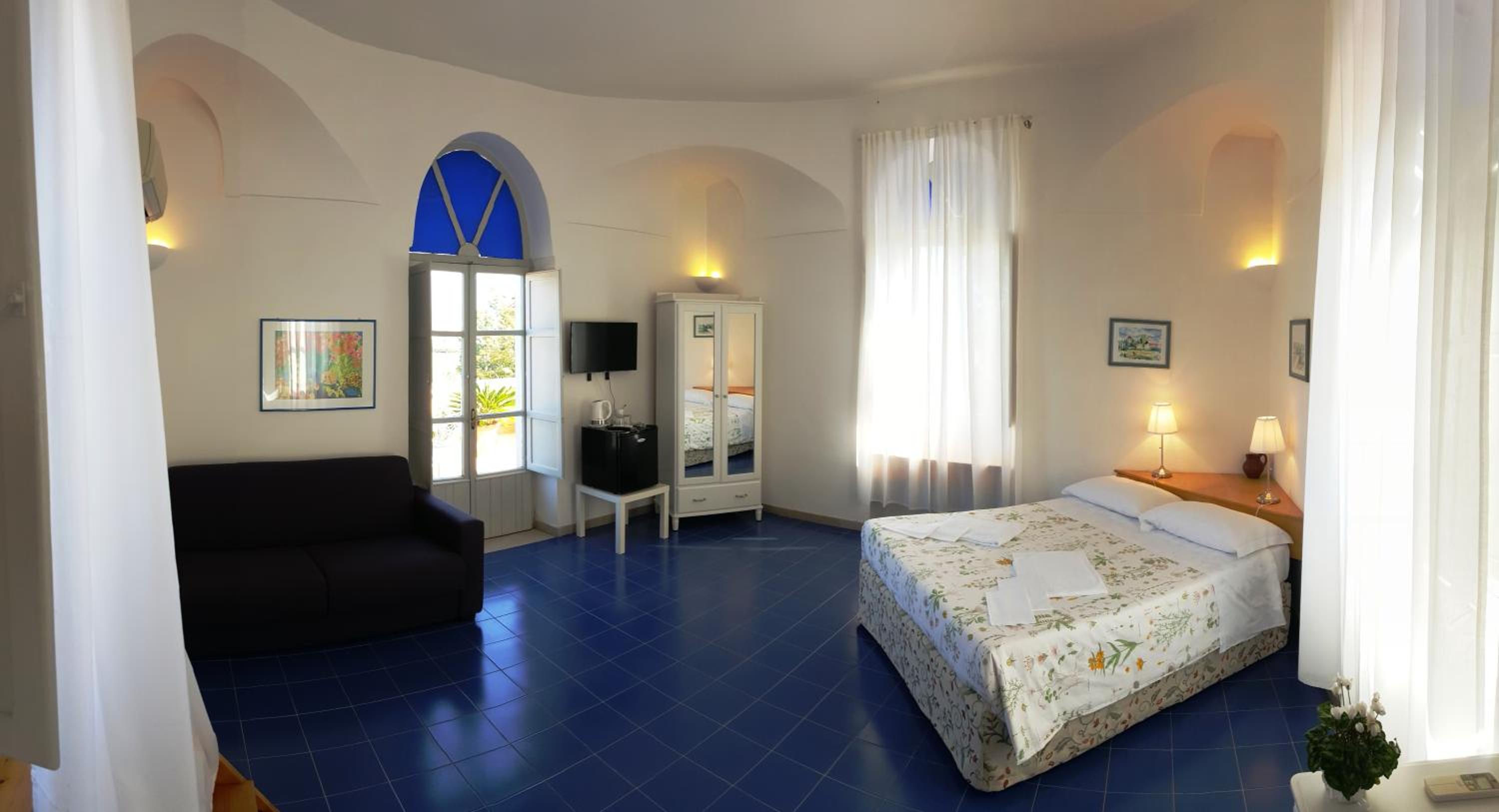 Double Room with Private External Bathroom photo 1