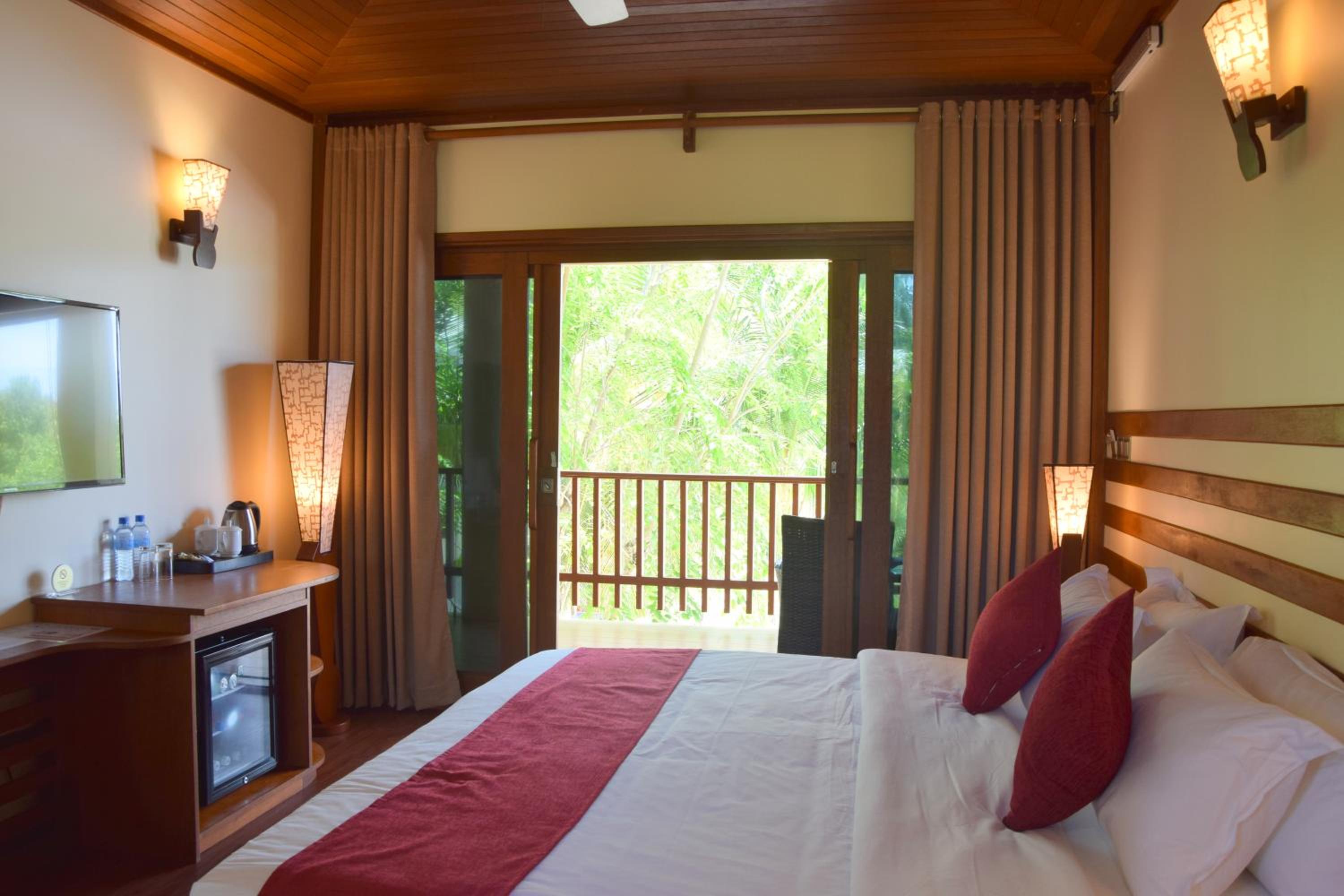 Superior Double or Twin Room with Balcony & Island View - Photo 6