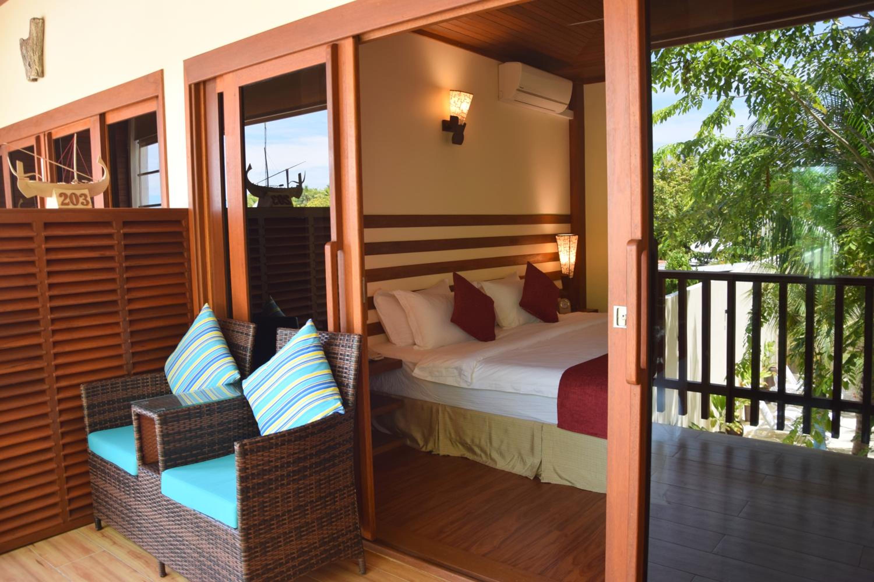 Superior Double or Twin Room with Balcony & Island View - Photo 9