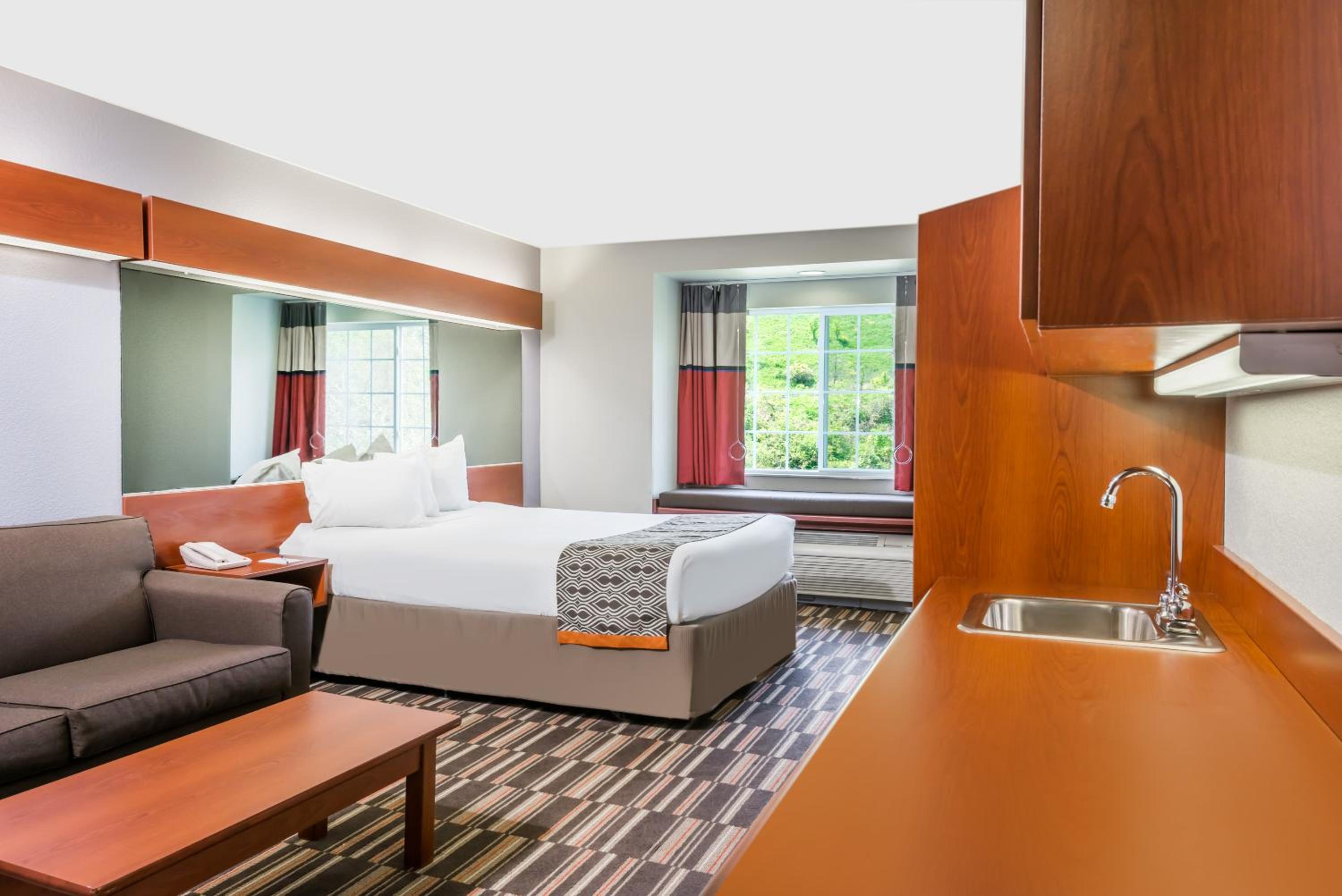 Queen Suite - Photo 2